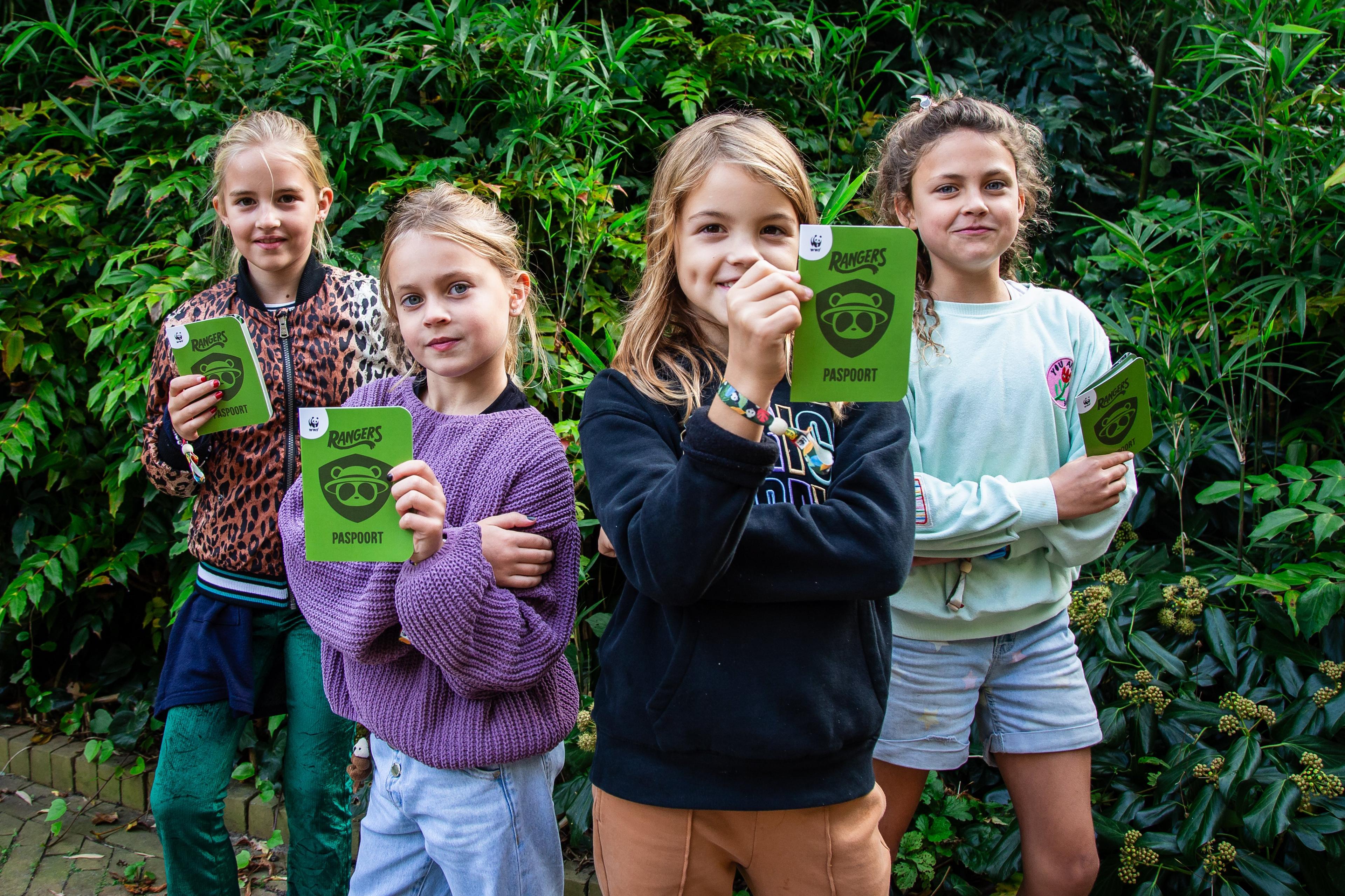 4 meisjes met elk een rangerpaspoort