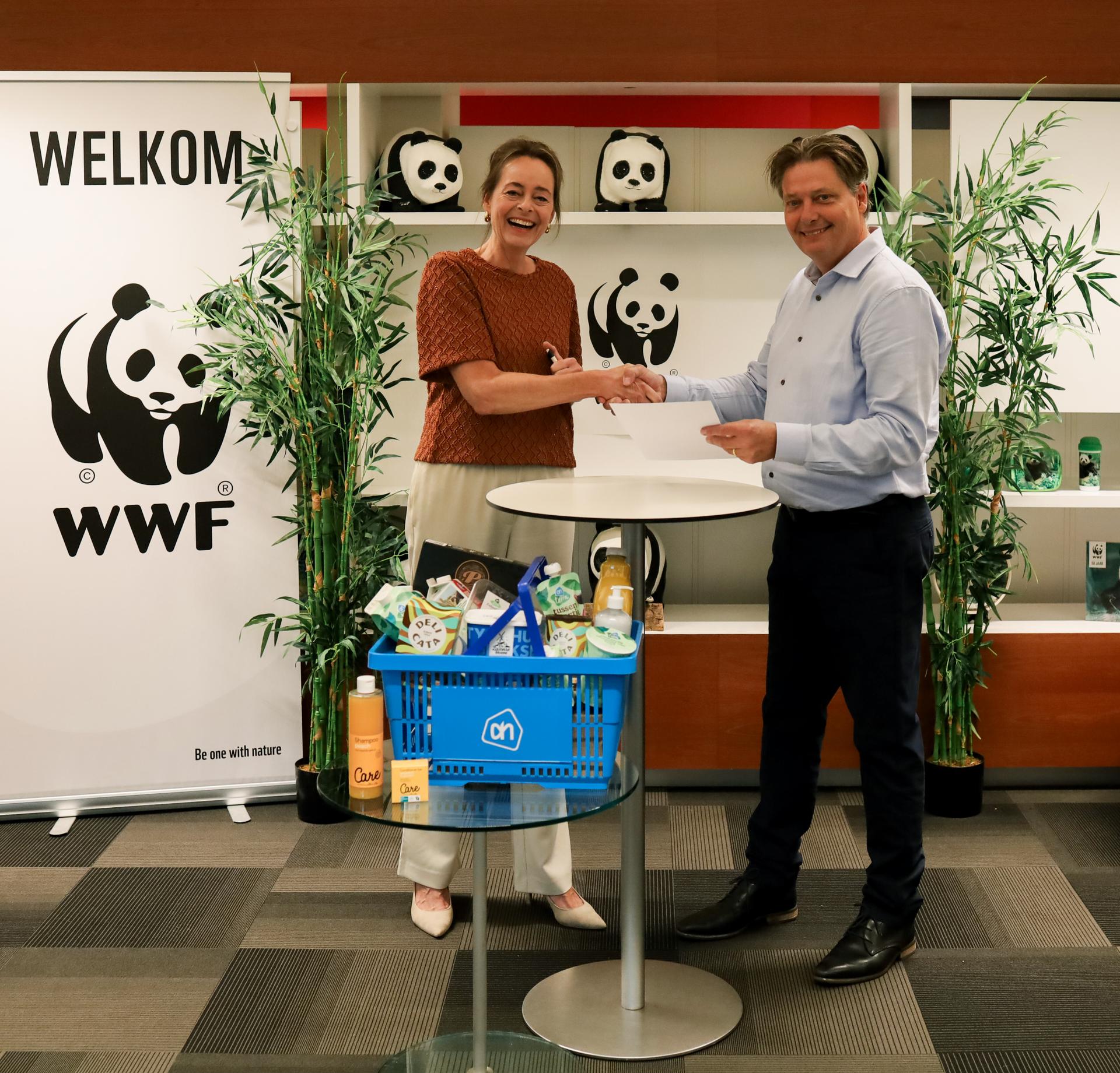 Anita Scholte op Reimer overhandigt het getekende Commitment van Albert Heijn aan Bart Geenen van WWF-NL