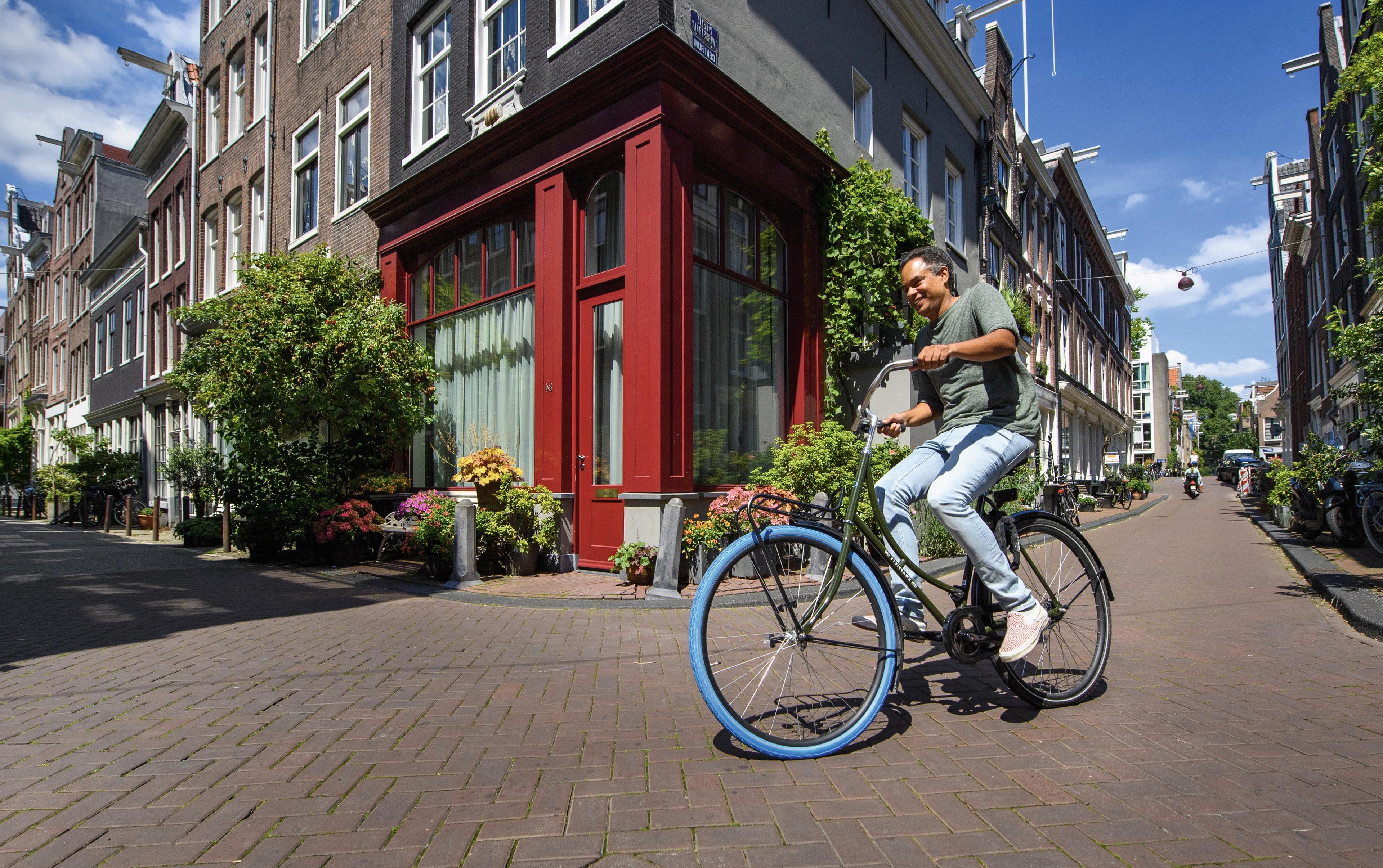 Man op fiets