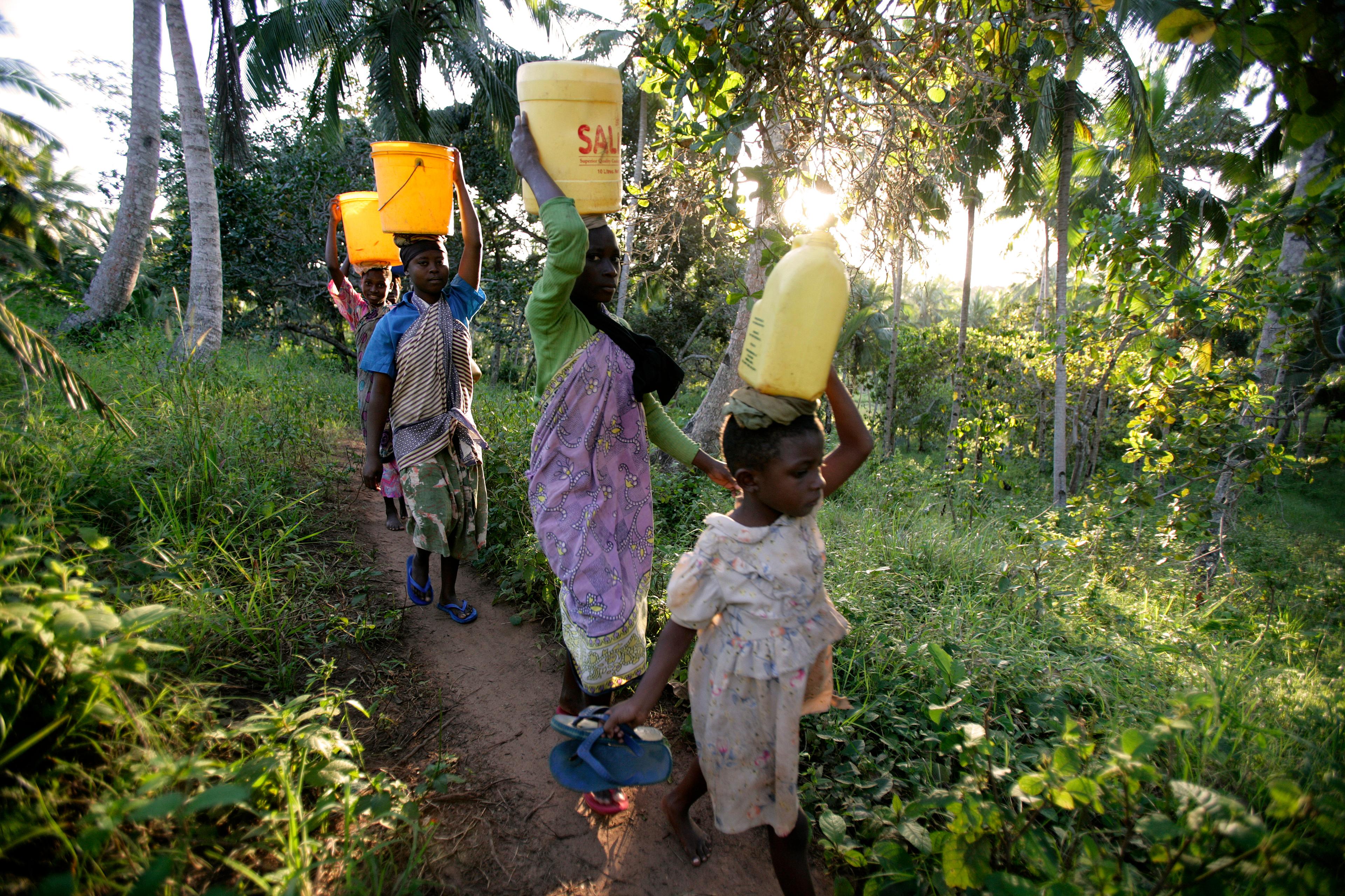 Vrouwen en kinderen dragen water, Kenia, Kwale
