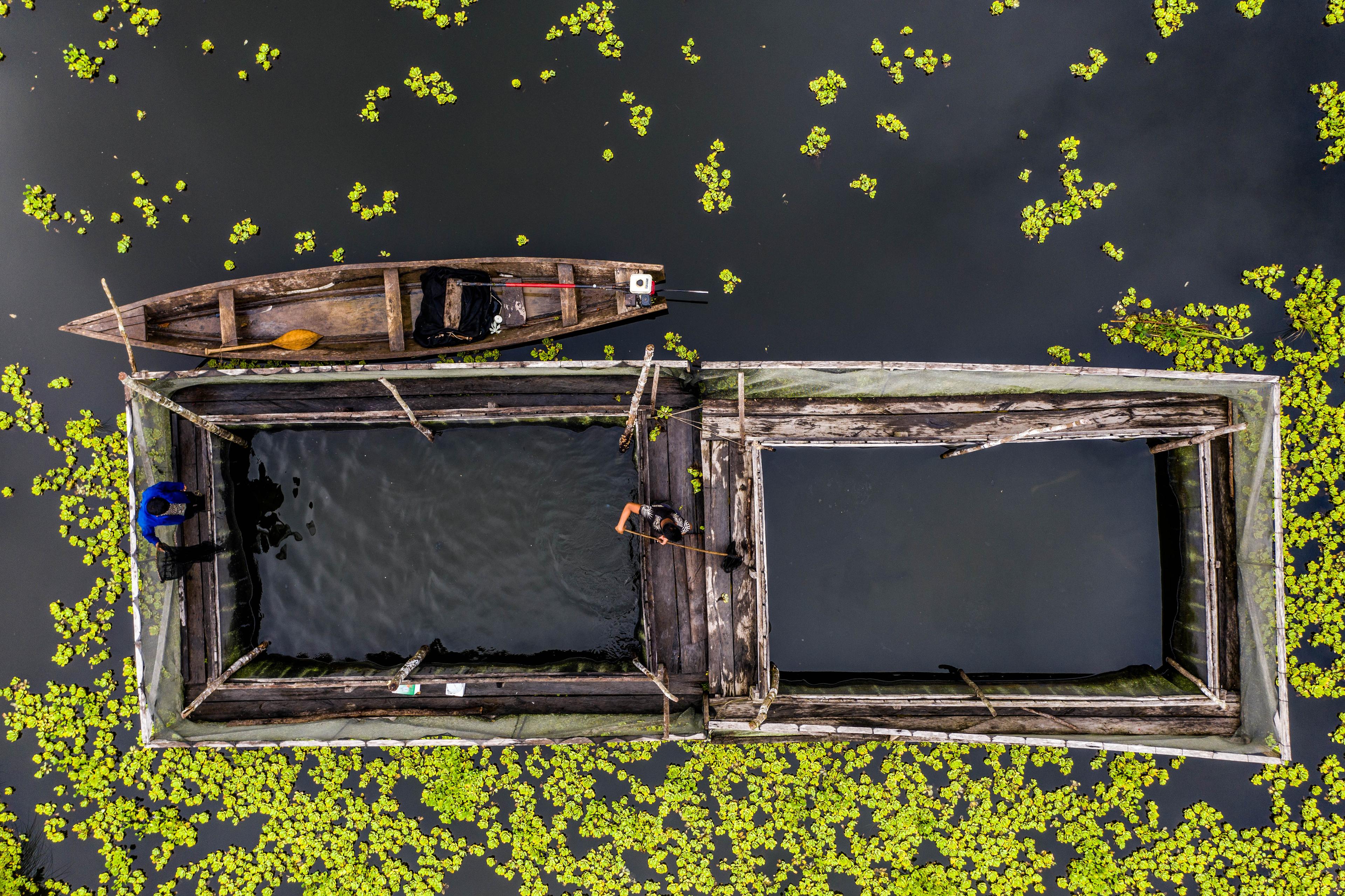 Ondernemers in een bootje op het water van bovenaf