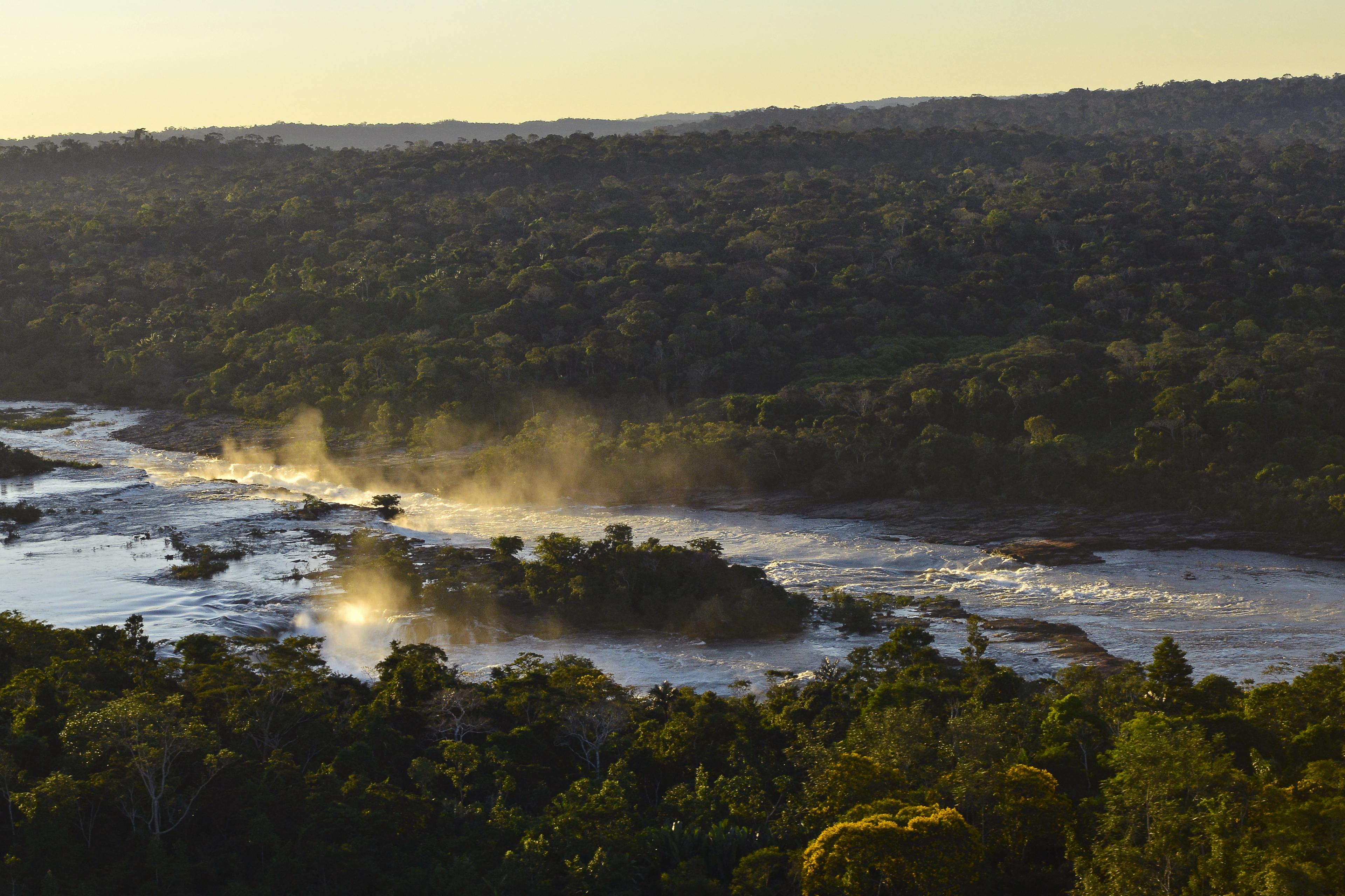 Luchtfoto van waterval in de Amazone