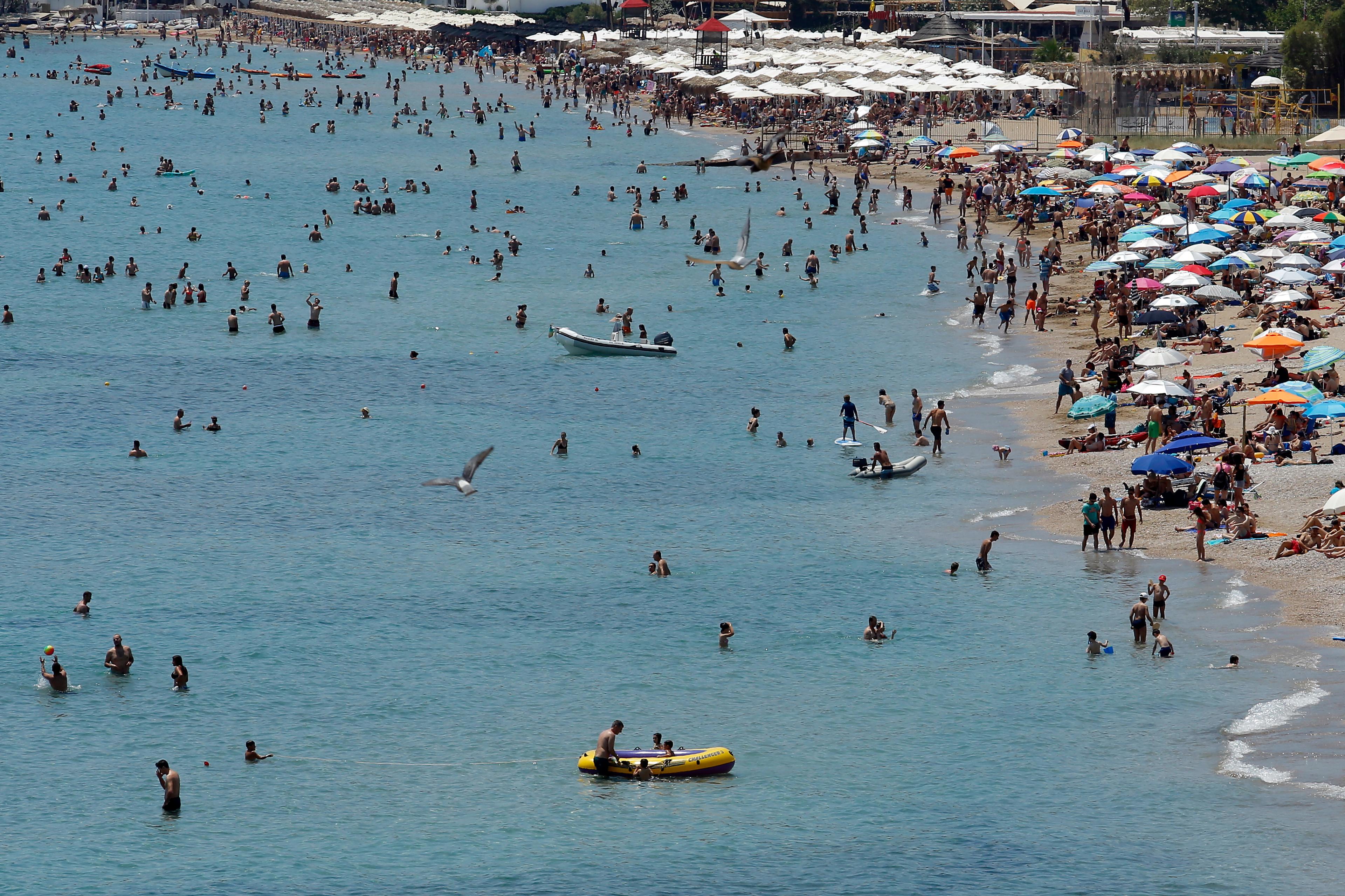 mensen op strand en in de zee
