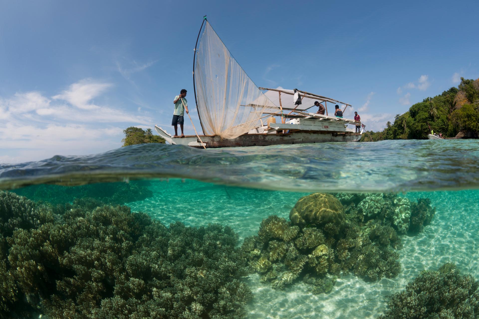 Een vissersboot in Papoea Nieuw-Guinea