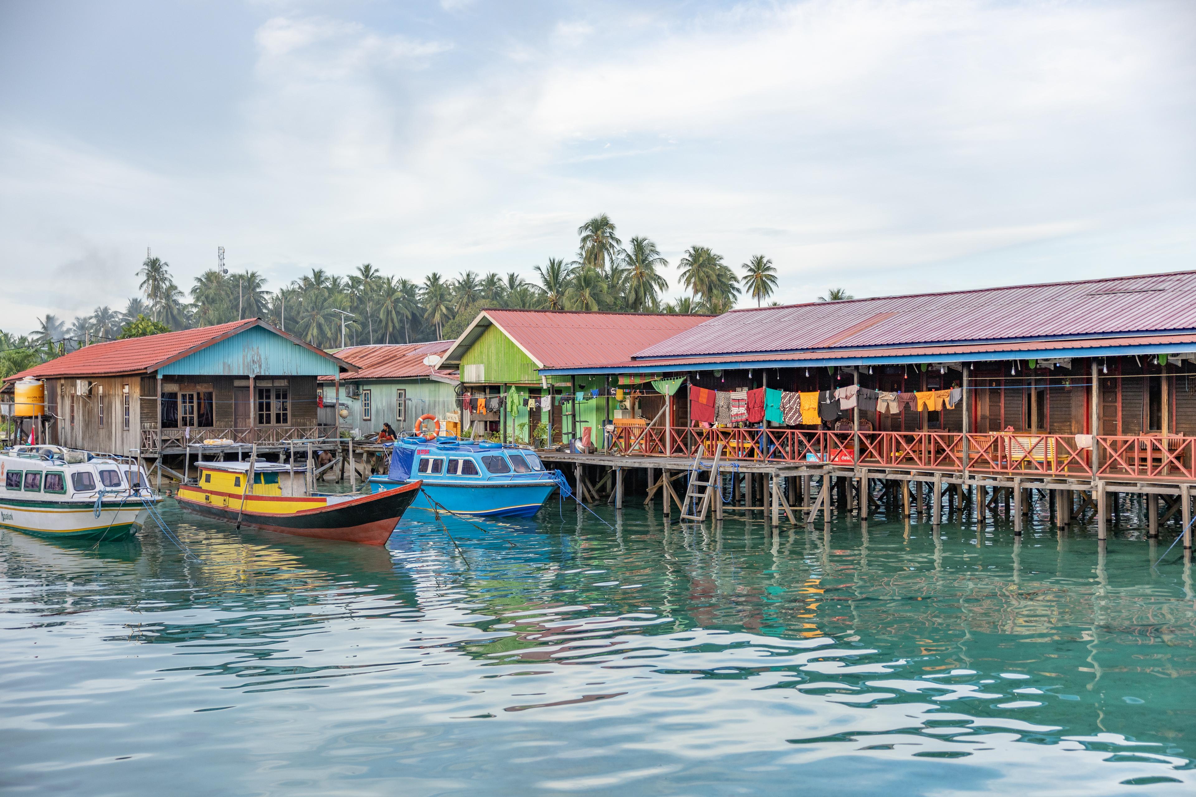 Huisjes op het water in Derawan