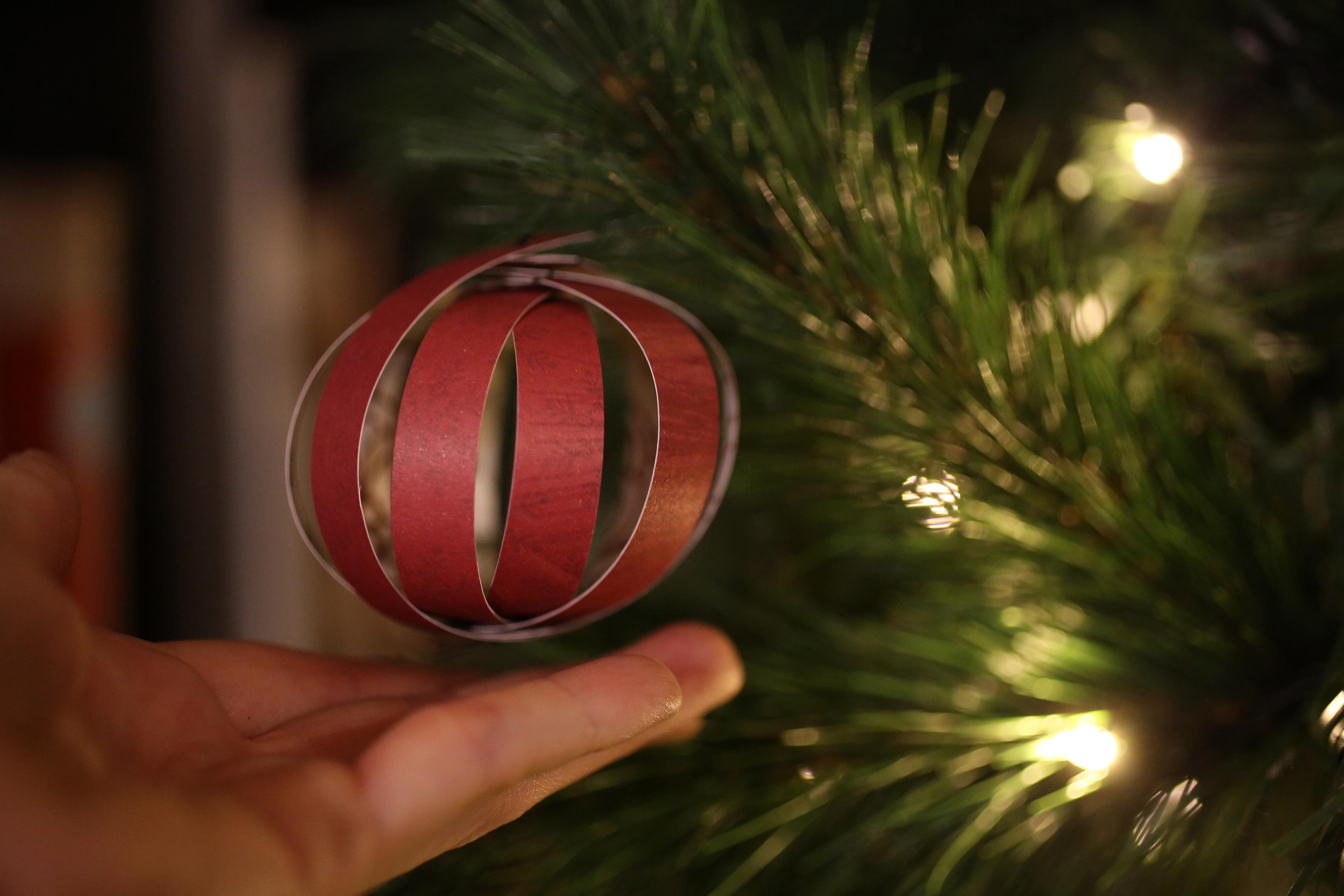 Kerstbal in de boom