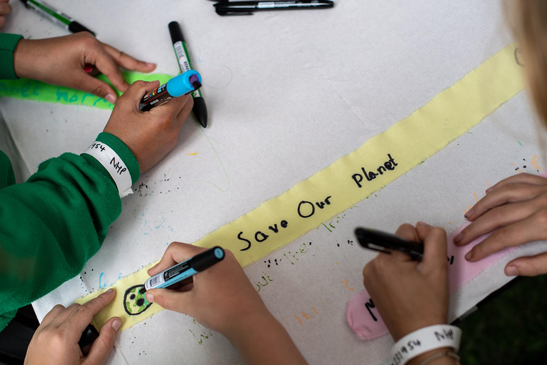 Kinderen schrijven 'save our planet'