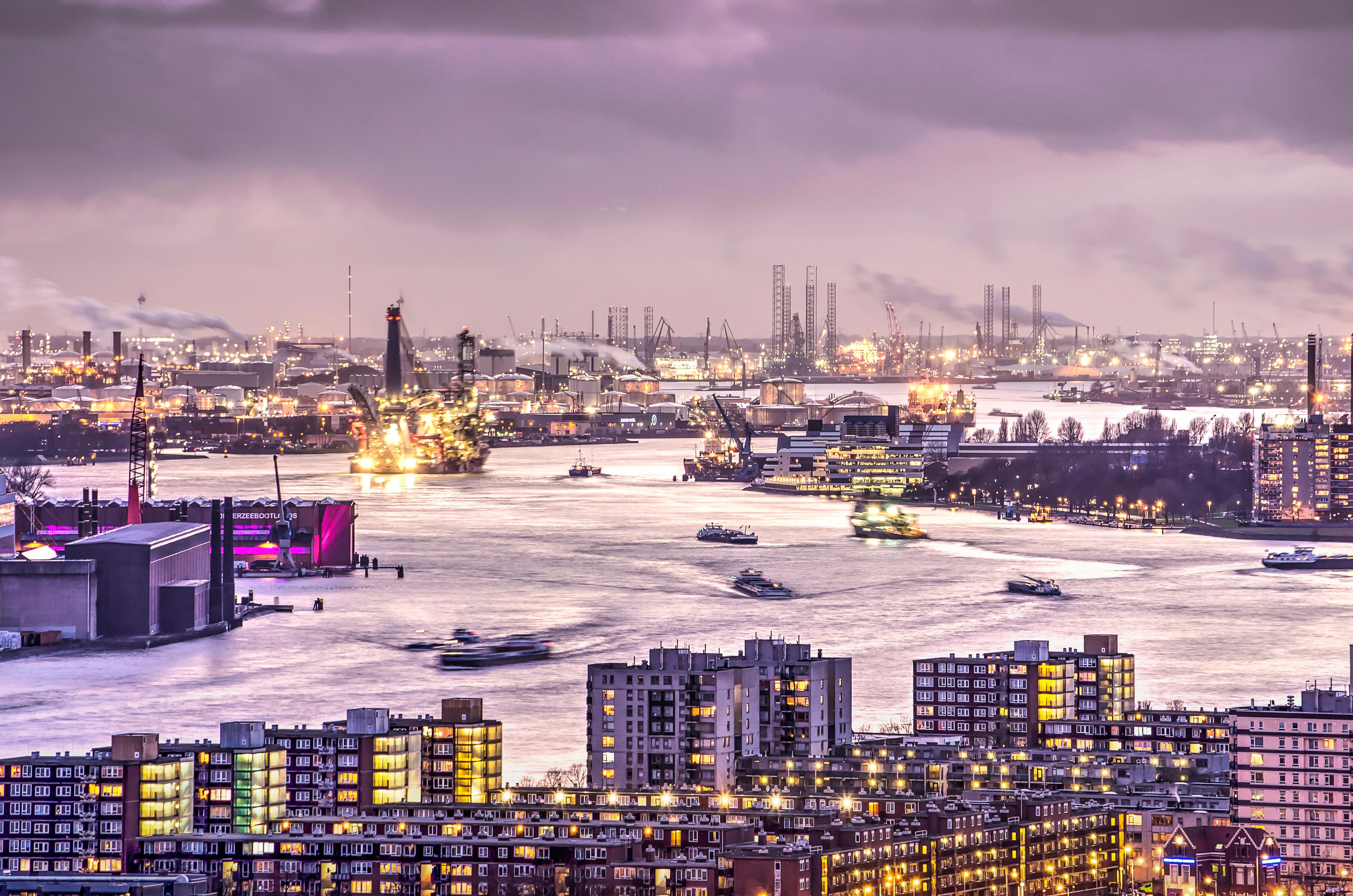 De rivier de Nieuwe Maas en de bedrijventerreinen, Rotterdam