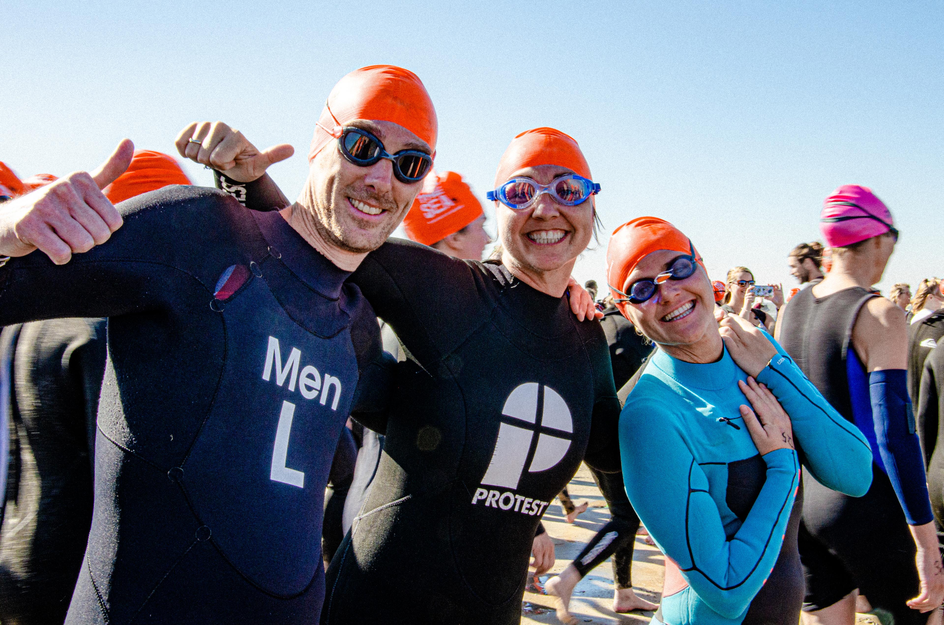 Deelnemers Sea Swim 2019 met muts en brilletje