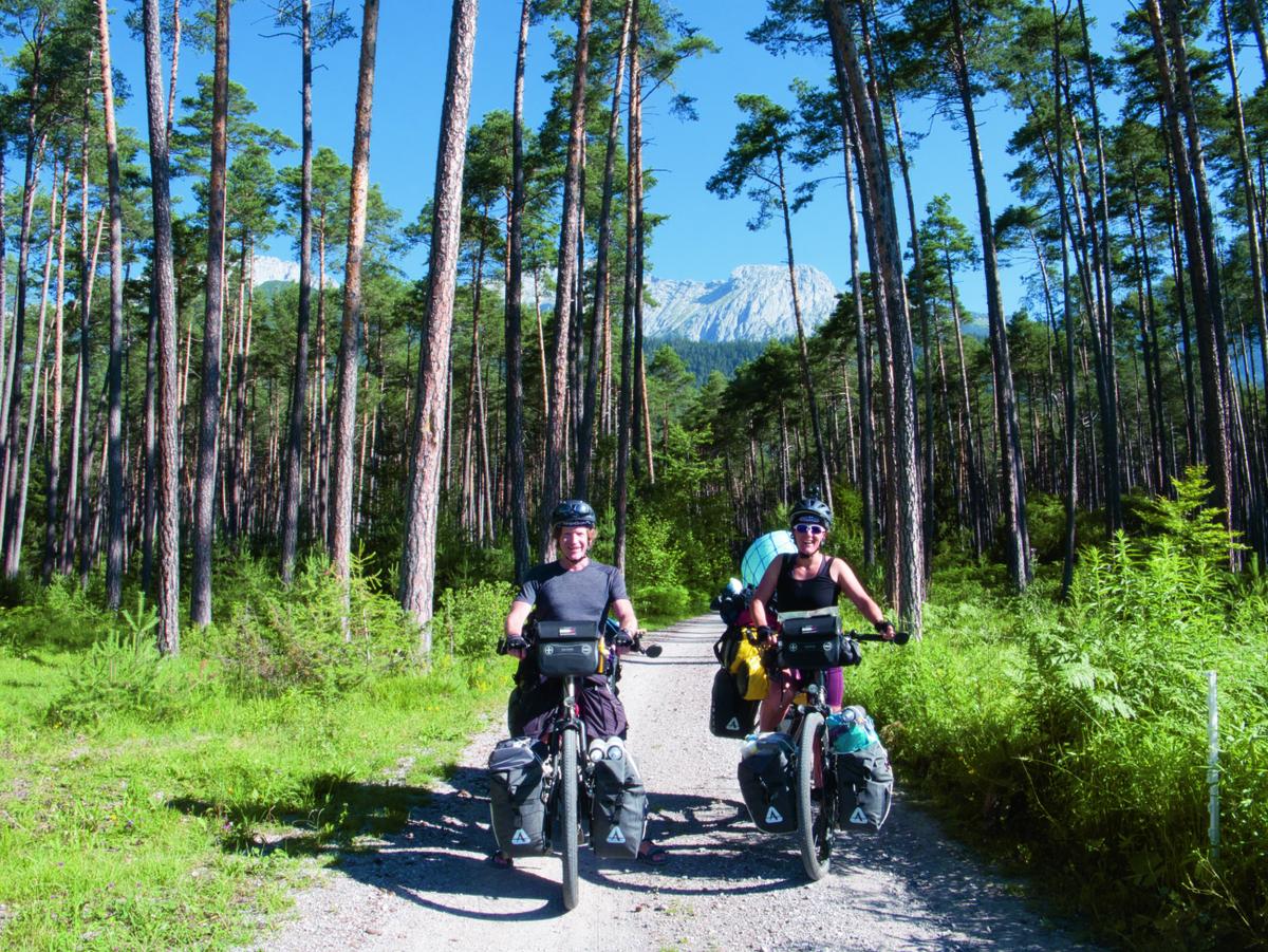 Twee mensen op hun fiets in het bos