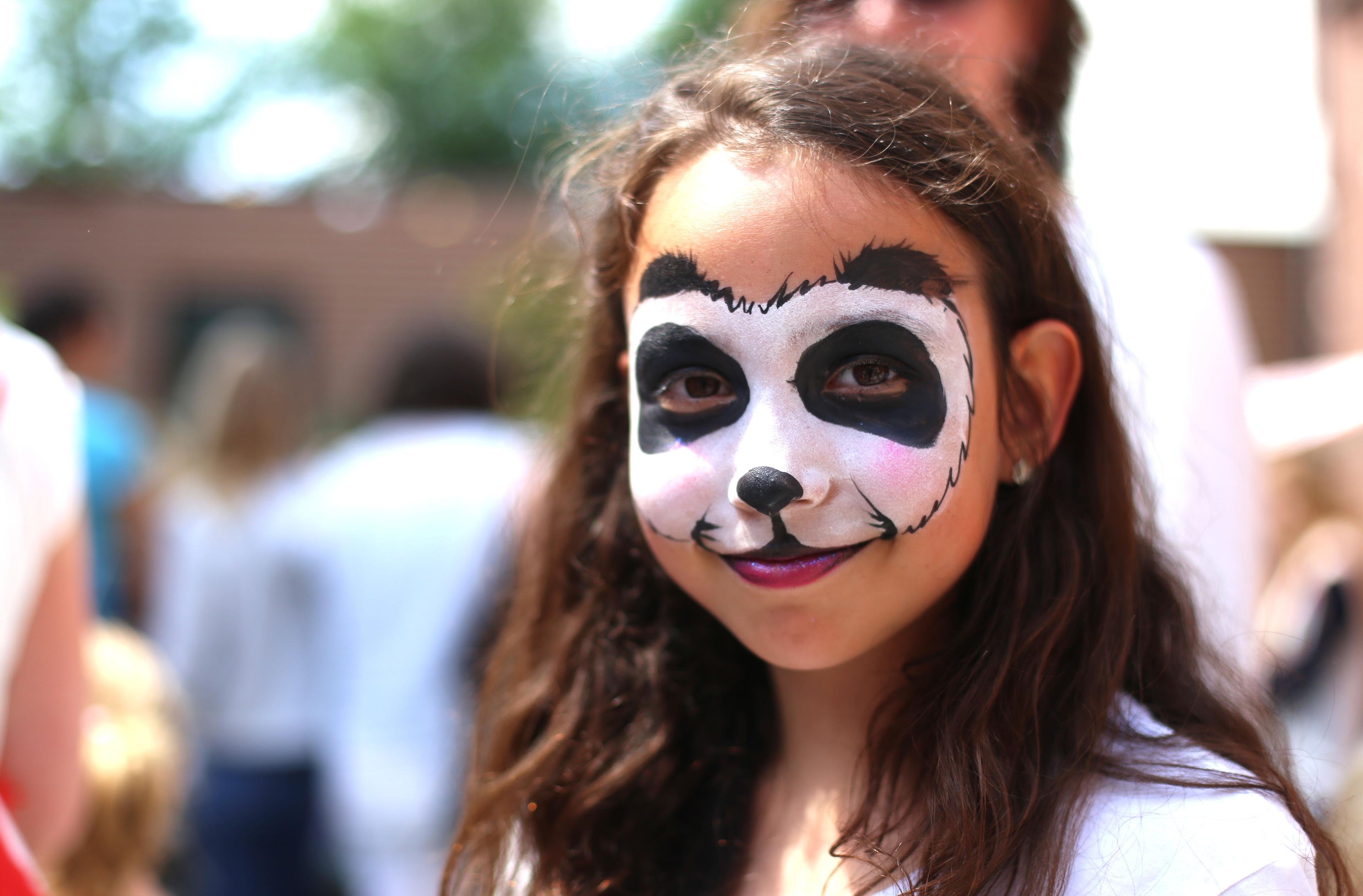 kind met gezicht schmink als panda