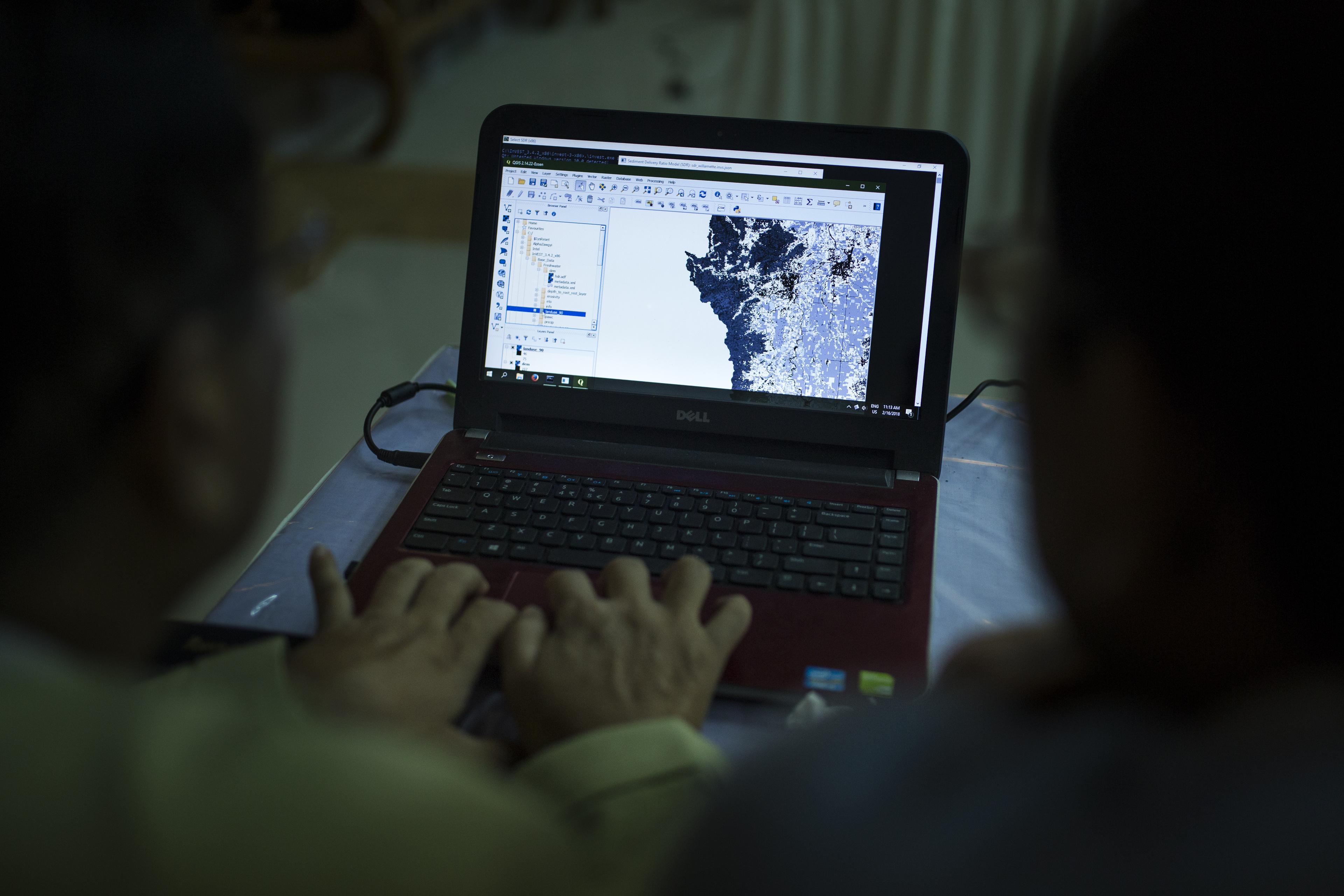 Laptop met satellietbeelden