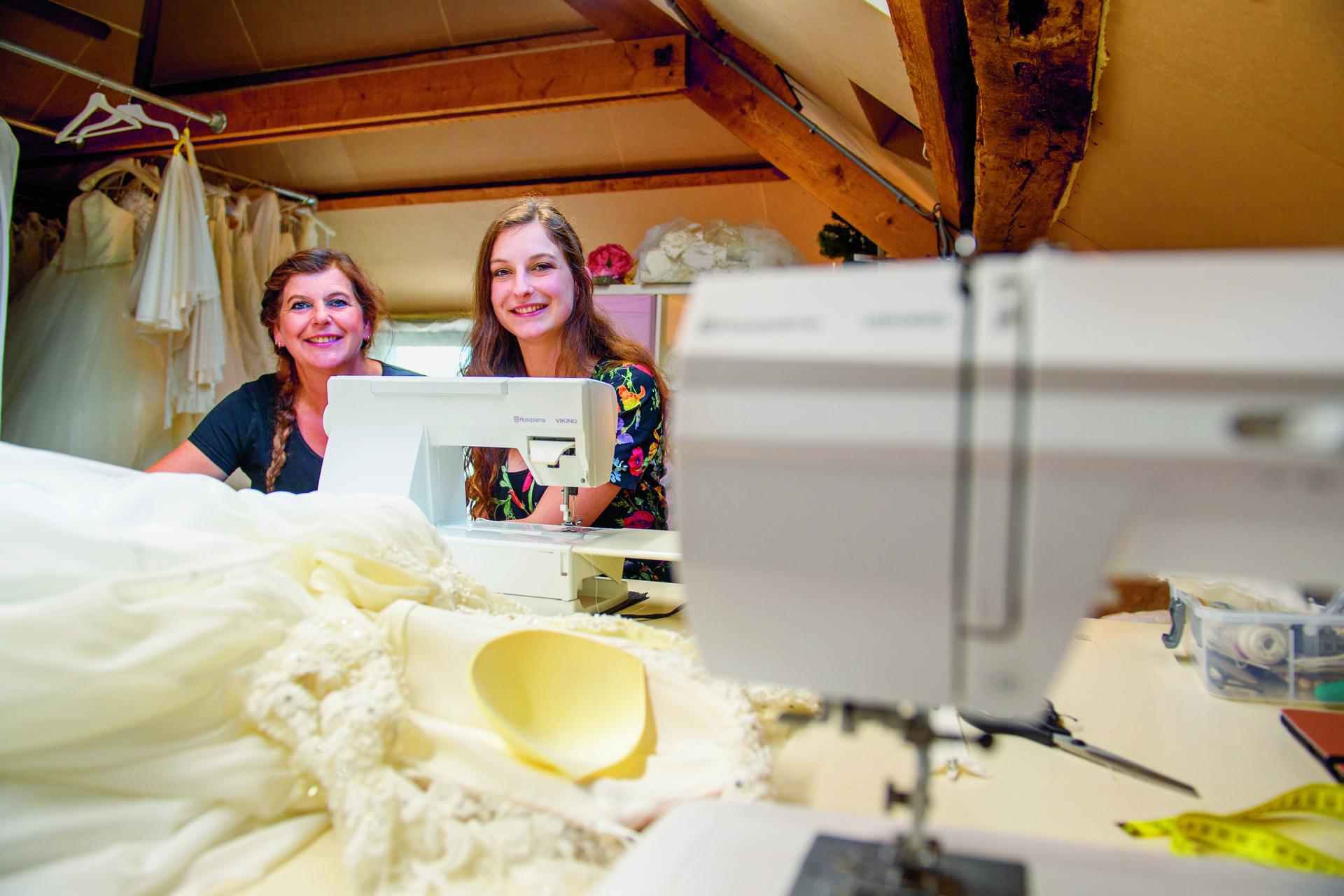 Tweedehands bruidsmode, eigenaren poseren in hun atelier