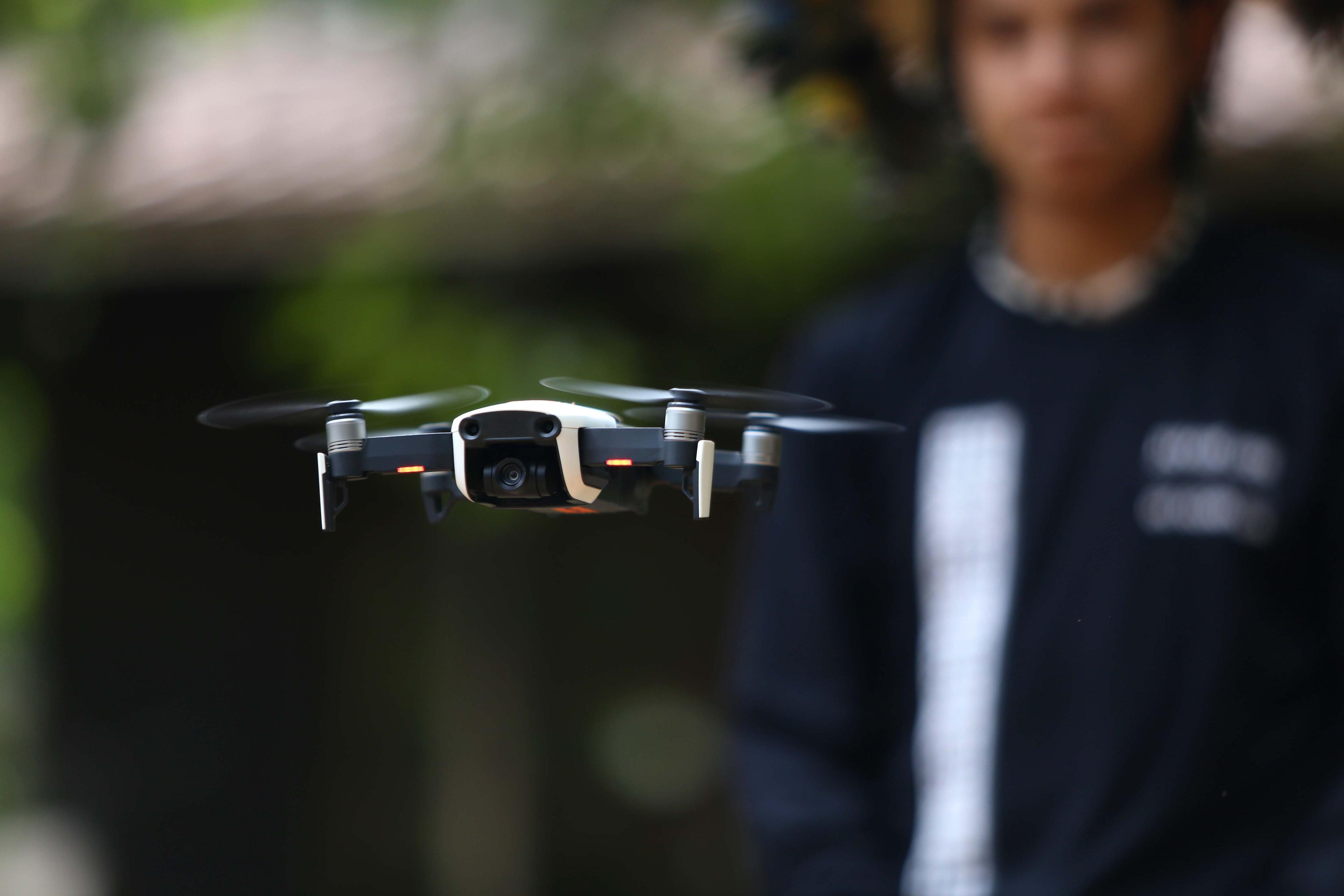 Drone vliegt voor persoon