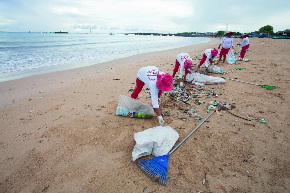 beach clean-up Bali