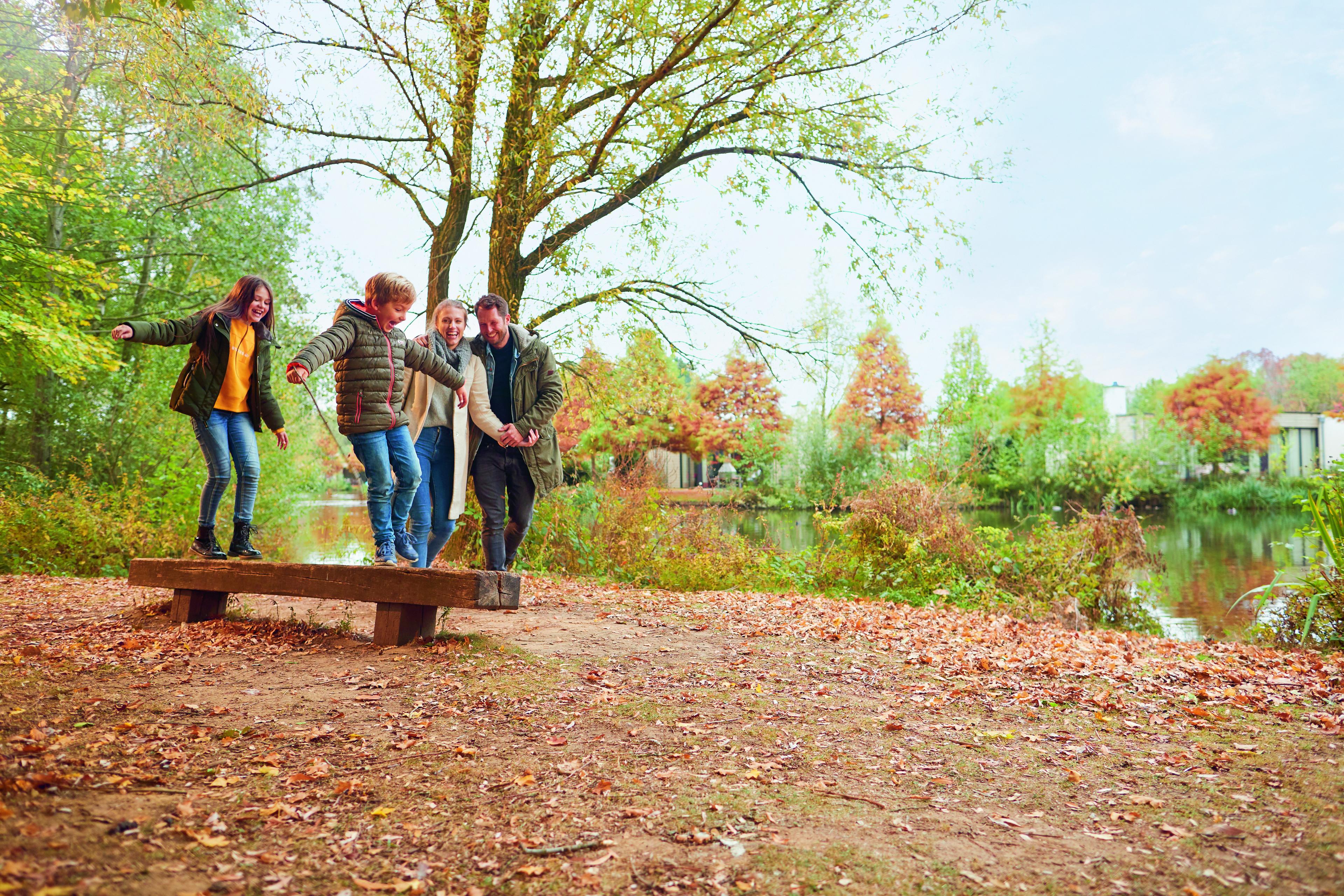 Gezin loopt in het bos