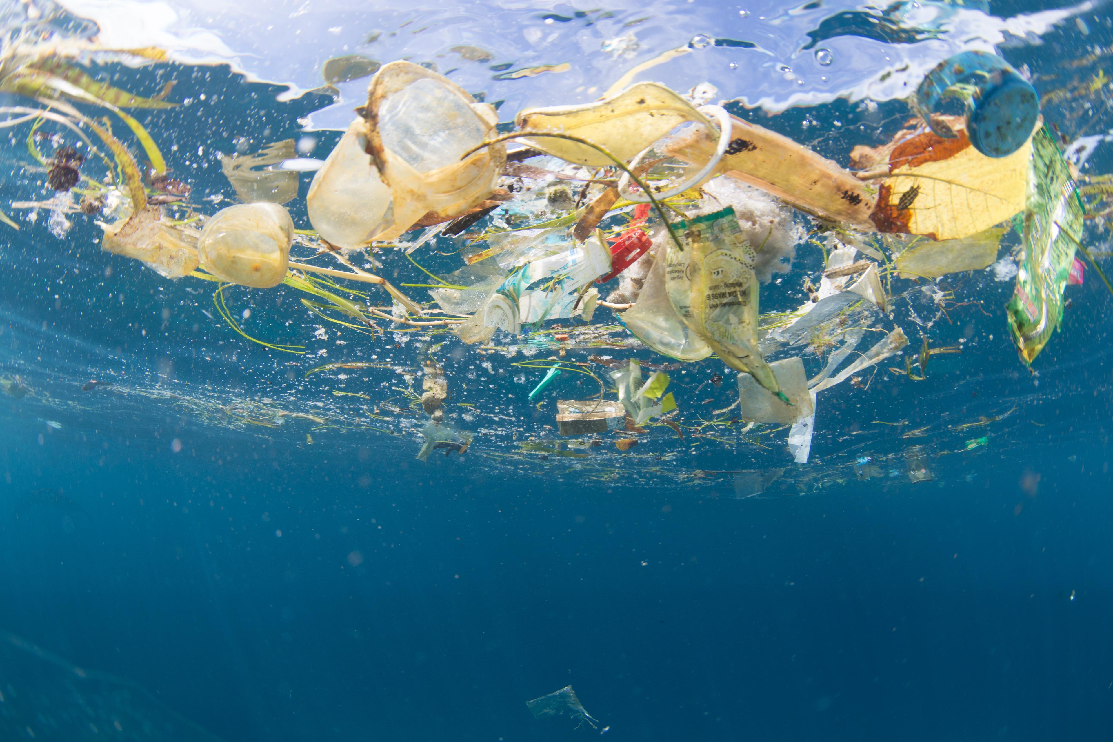 Plastic afval drijft in de zee