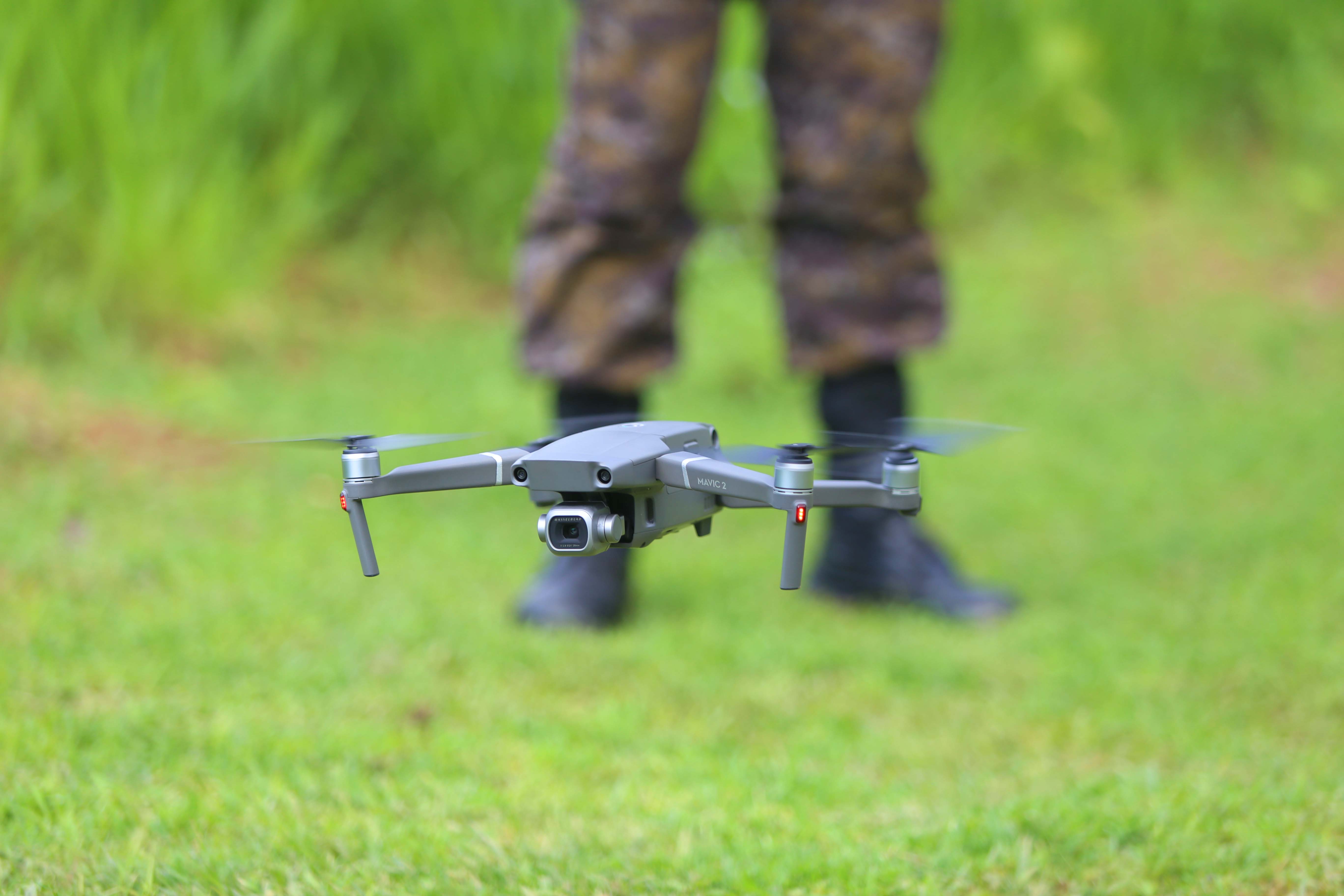 Drone vliegt laag bij de grond