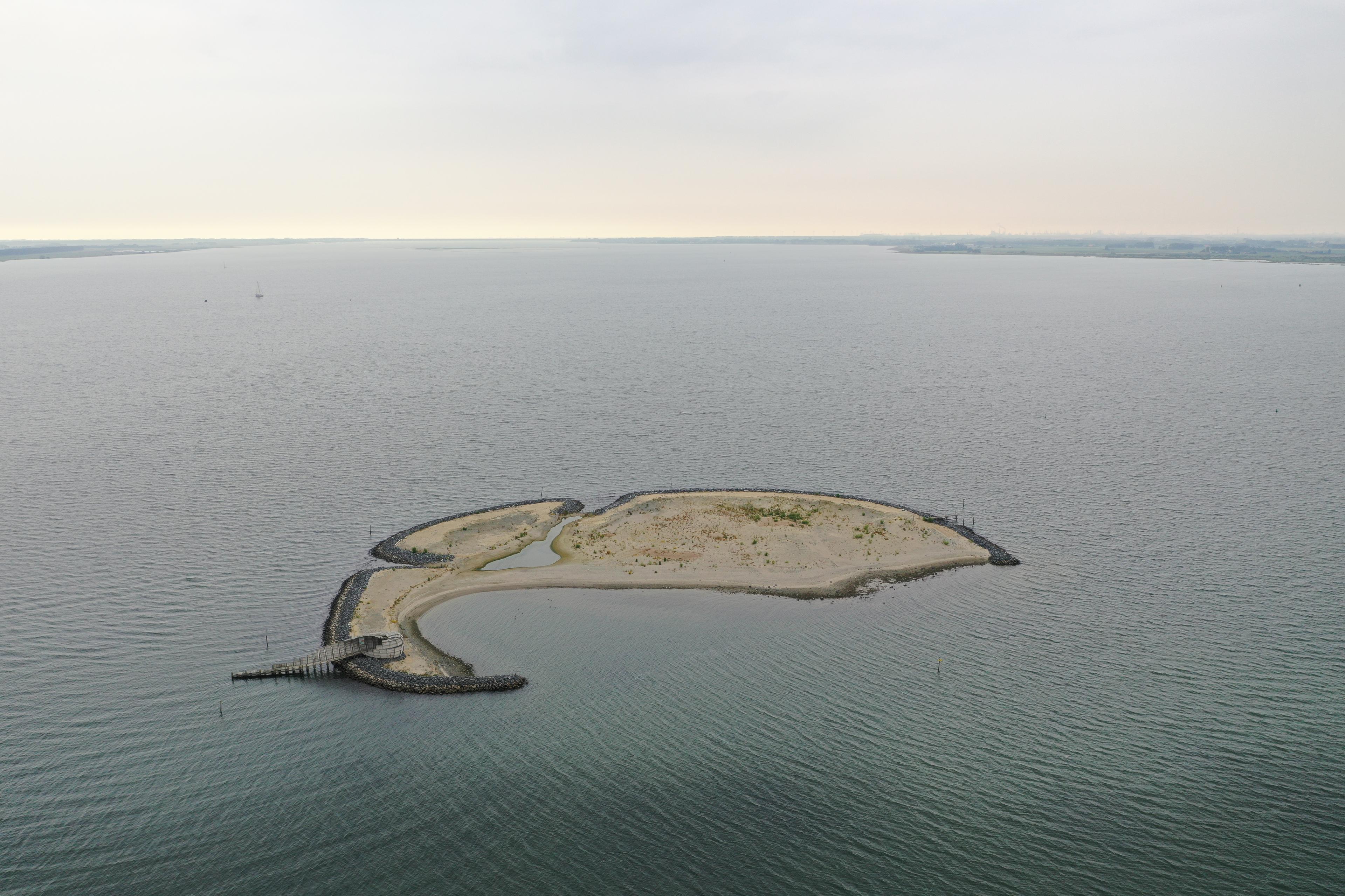Bovenaanzicht op het vogeleiland Bliek in het Haringvliet