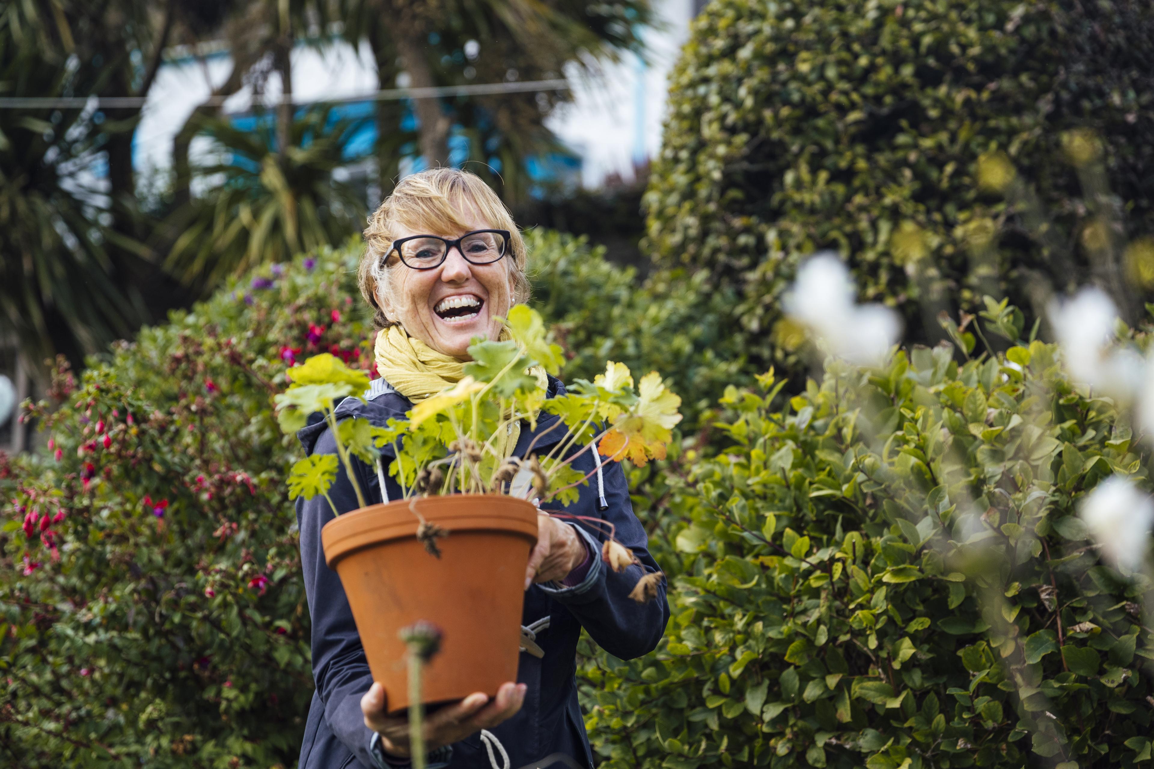 Vrouw met plant, lacht