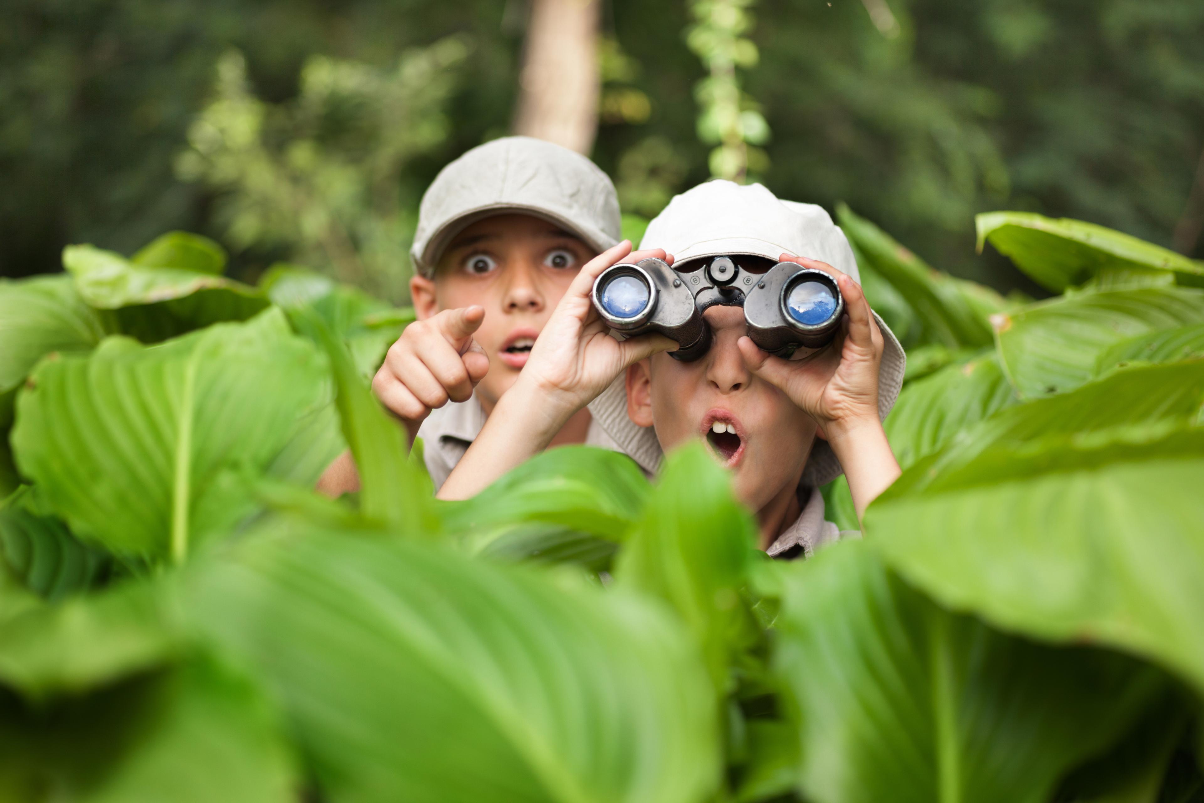 2 kinderen in de natuur