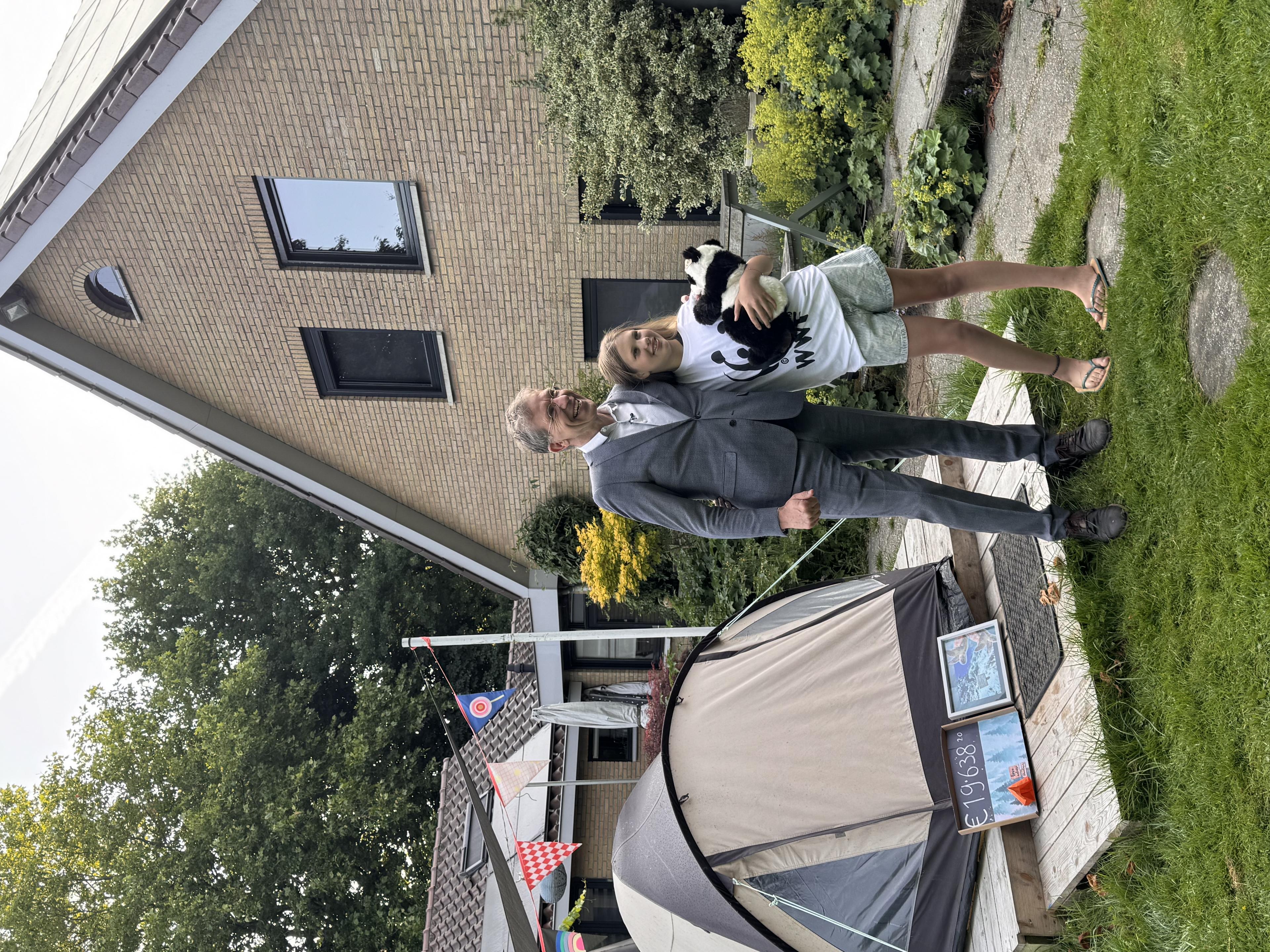 Directeur Jelle de Jong en Nora bij haar tent