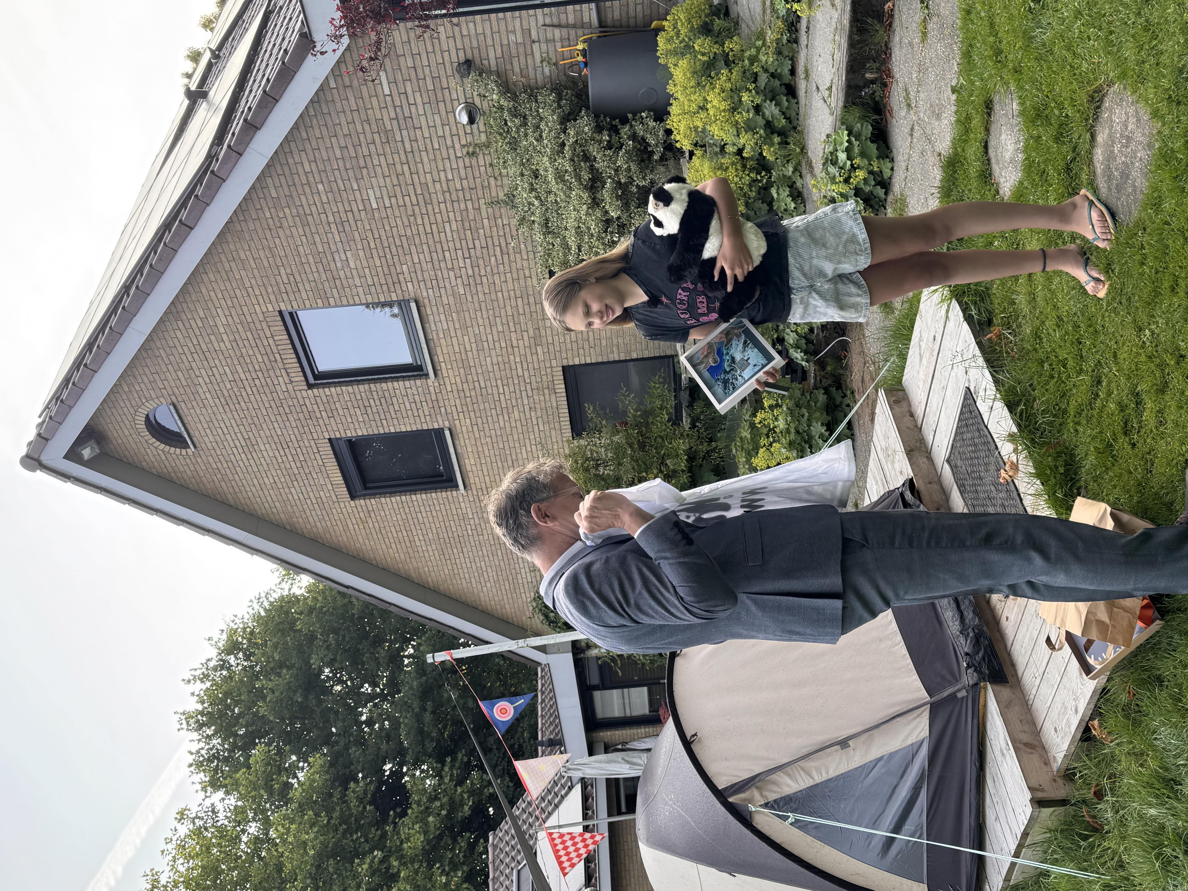Jelle overhandigt prijzen aan Nora