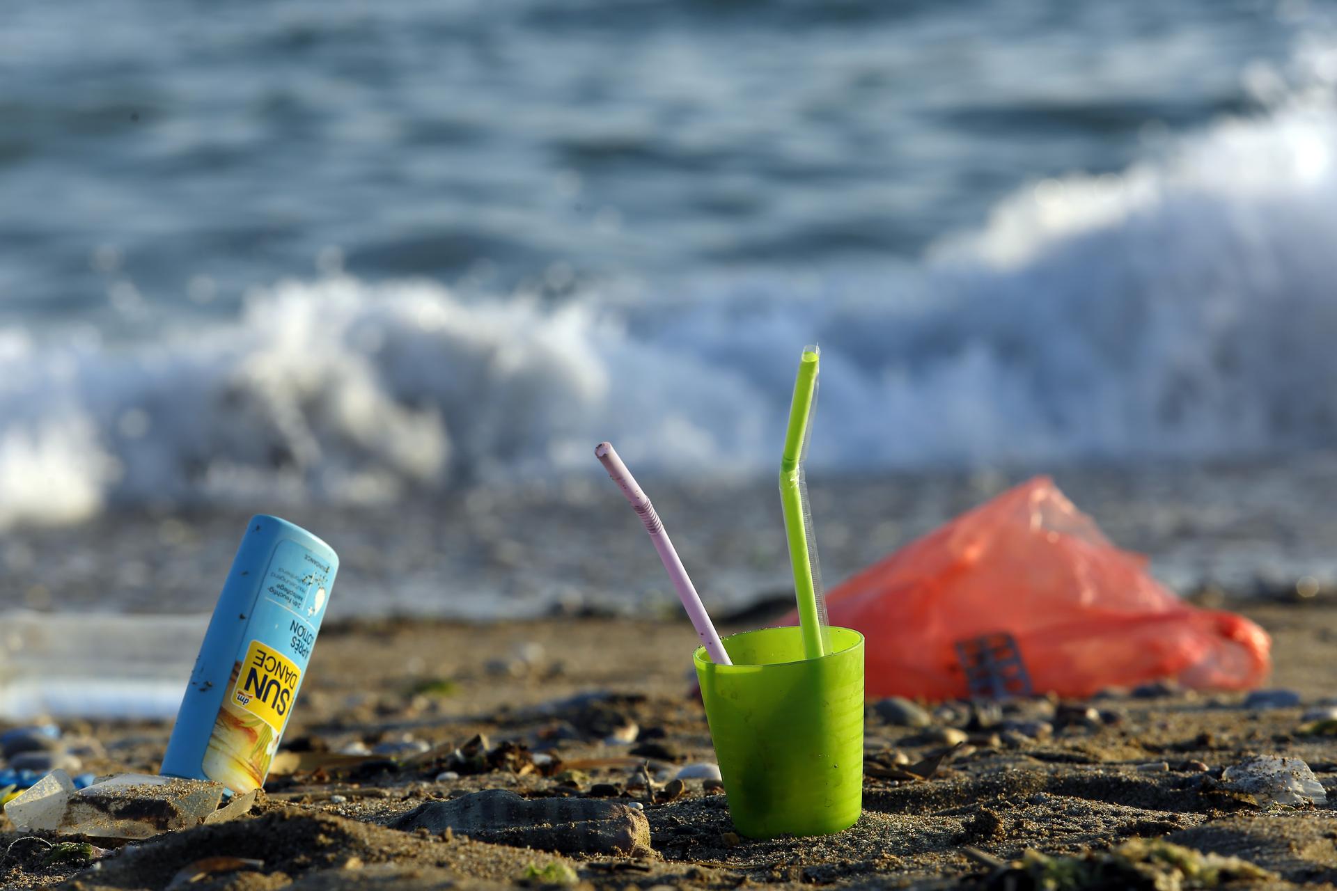 Plastic op het strand van Griekenland, Middellandse Zee