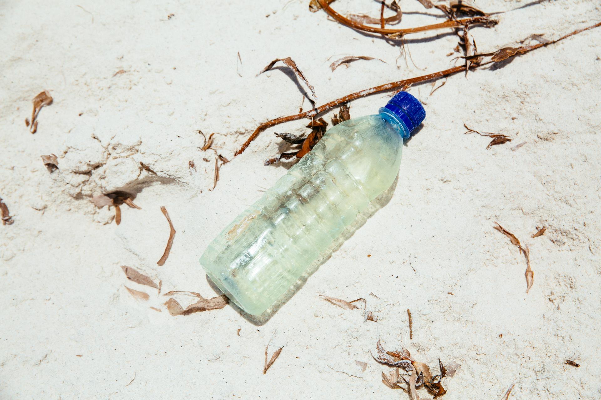 Plastic fles aangespoeld op het strand