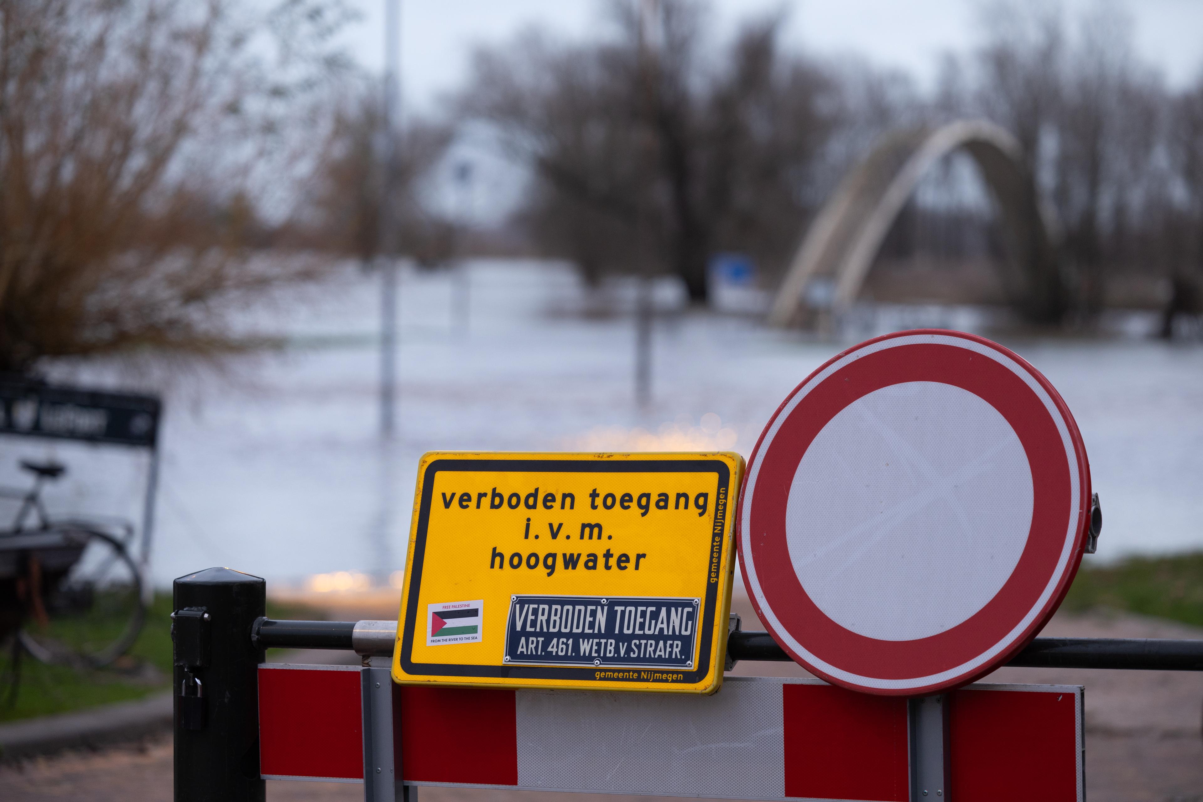 bordje verboden toegang i.v.m. hoogwater