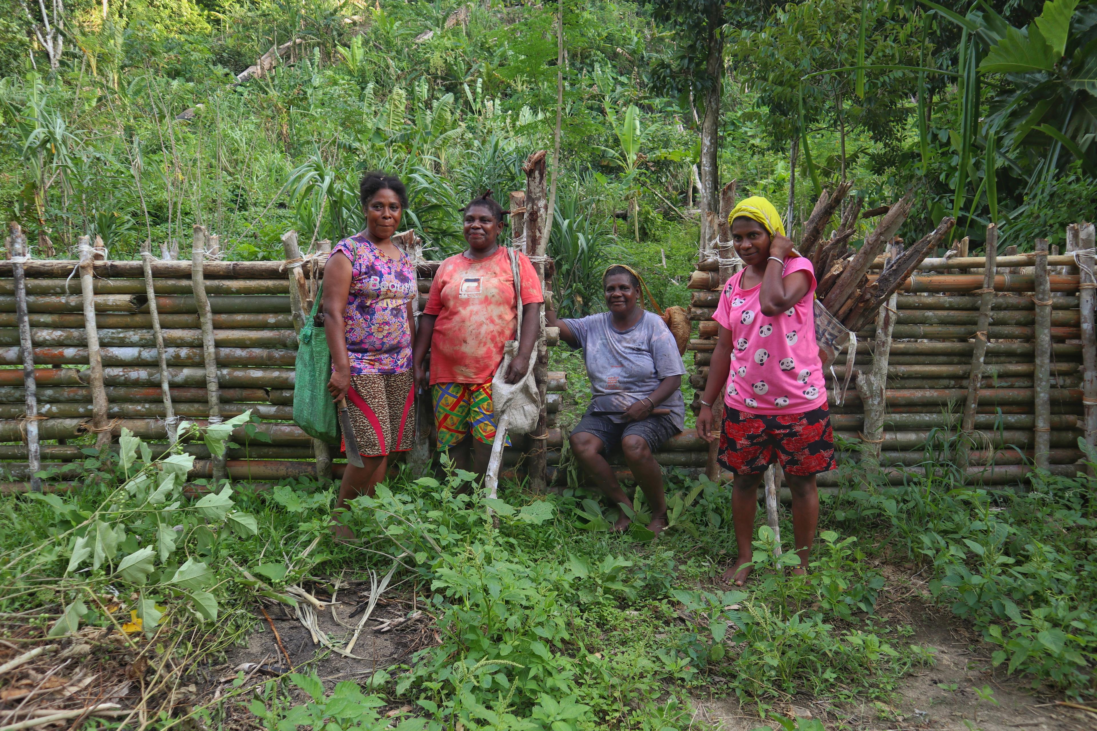 groep vrouwen staat in moestuin