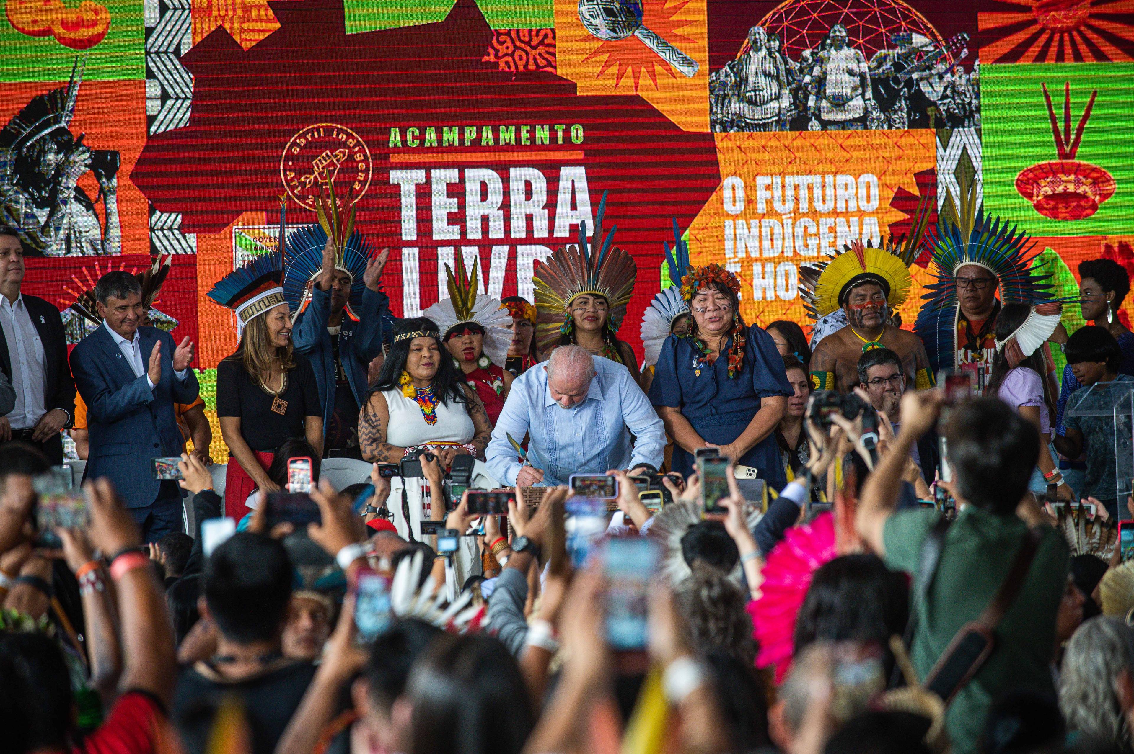 President Lula erkent officieel zes nieuwe inheemse gebieden, hij tekent en er is publiek