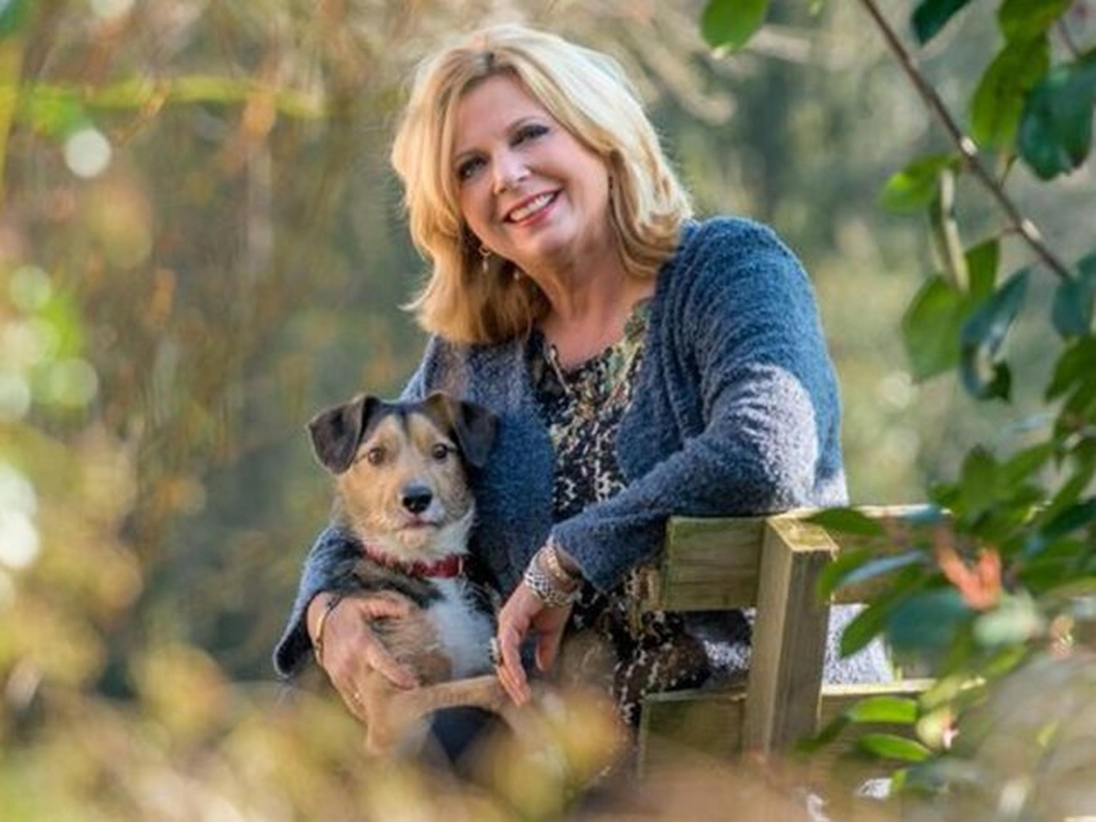 WWF ambassadeur Loretta Schrijver met haar hond