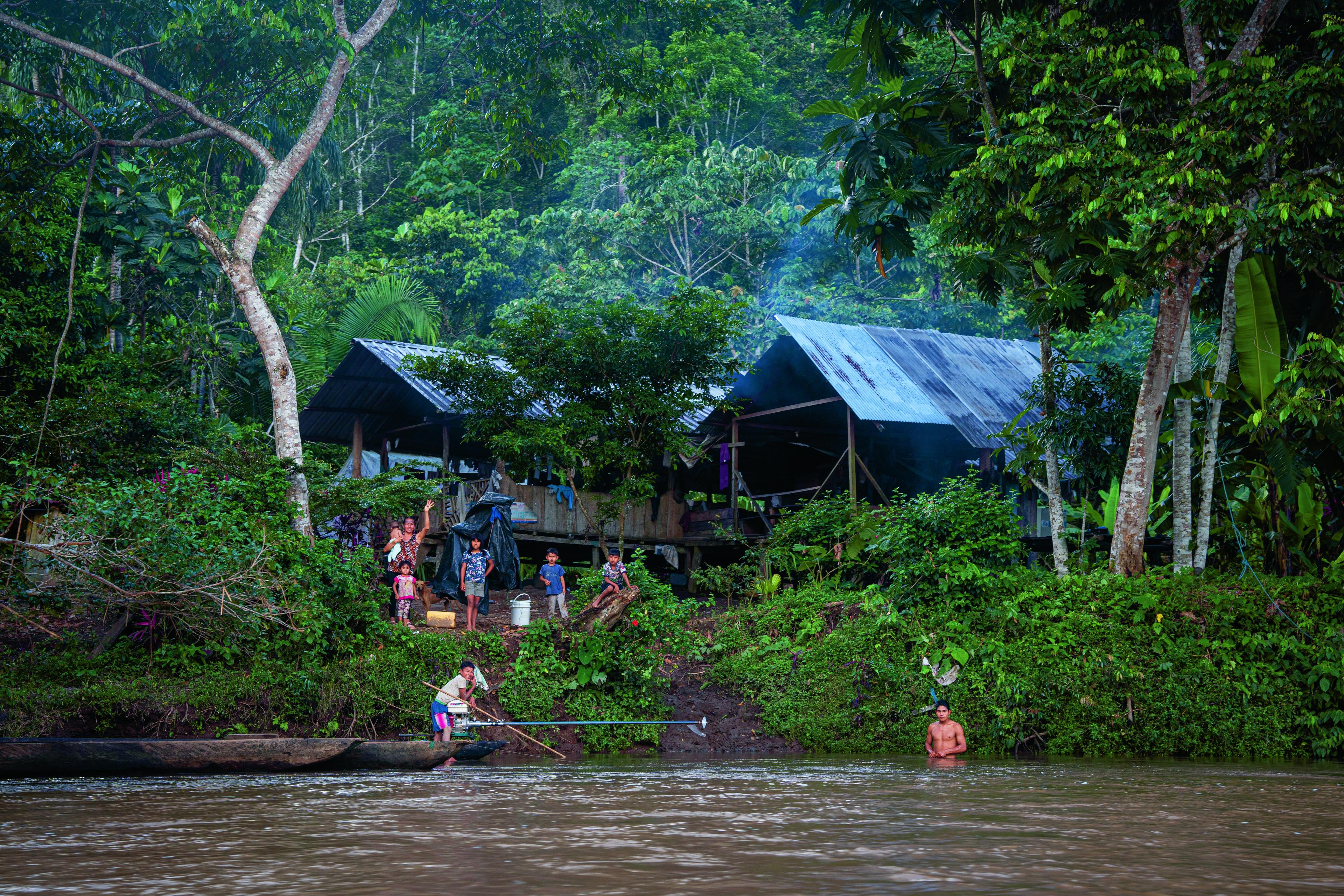 Een dorp op de rand van een rivier in Ecuador