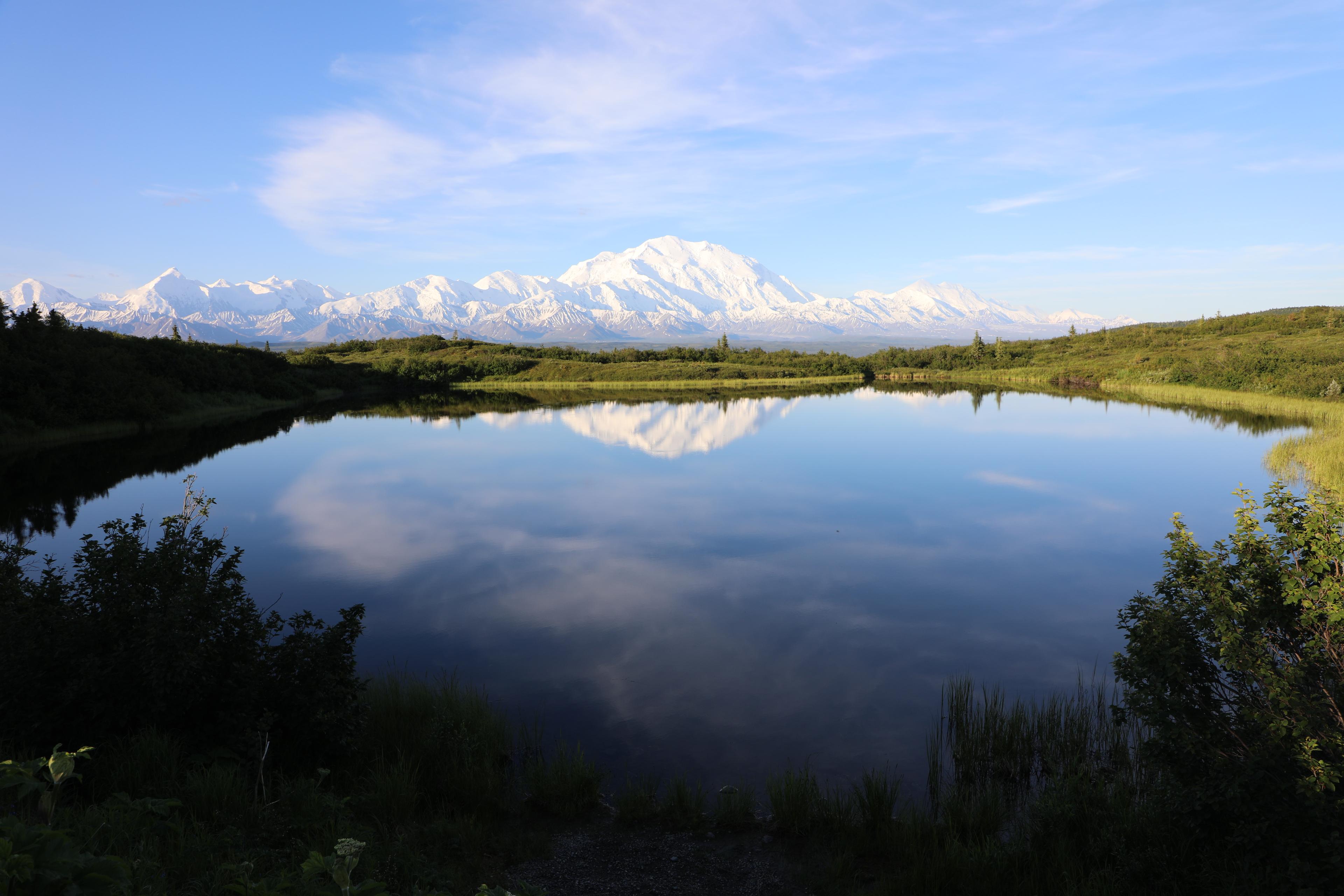 Uitzicht meer met daarachter berg Denali