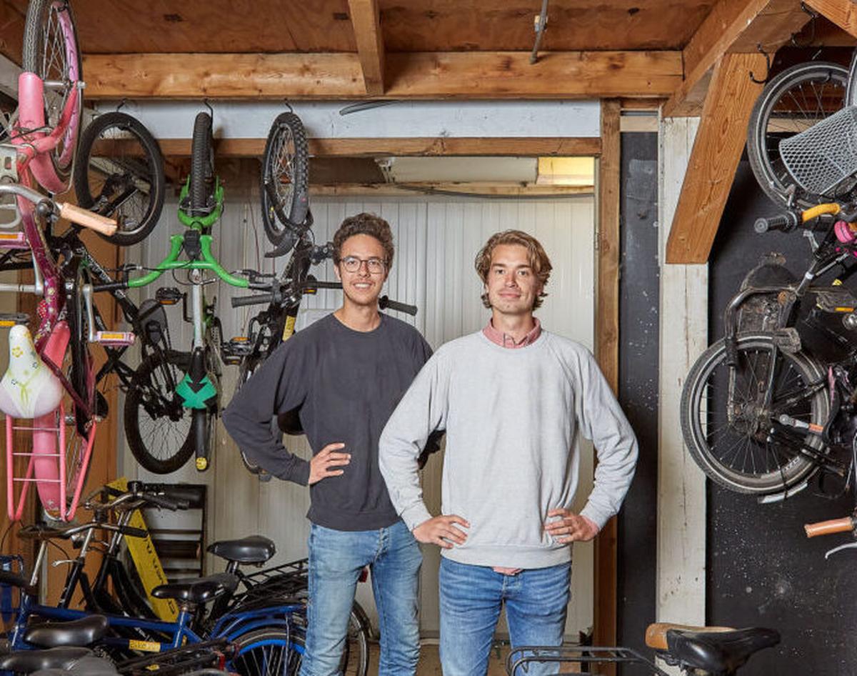 Cas en Paul tussen fietsjes