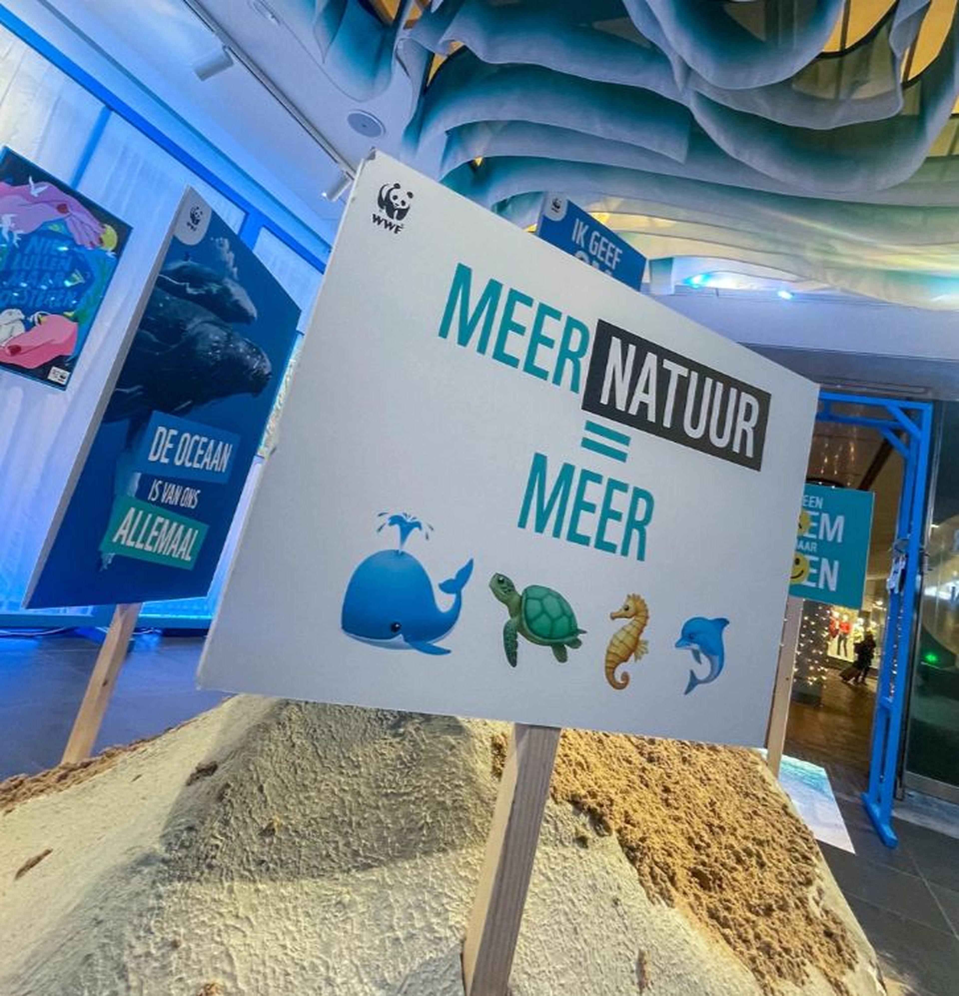 Bord 'meer natuur' in de pop-up store op Rotterdam Centraal
