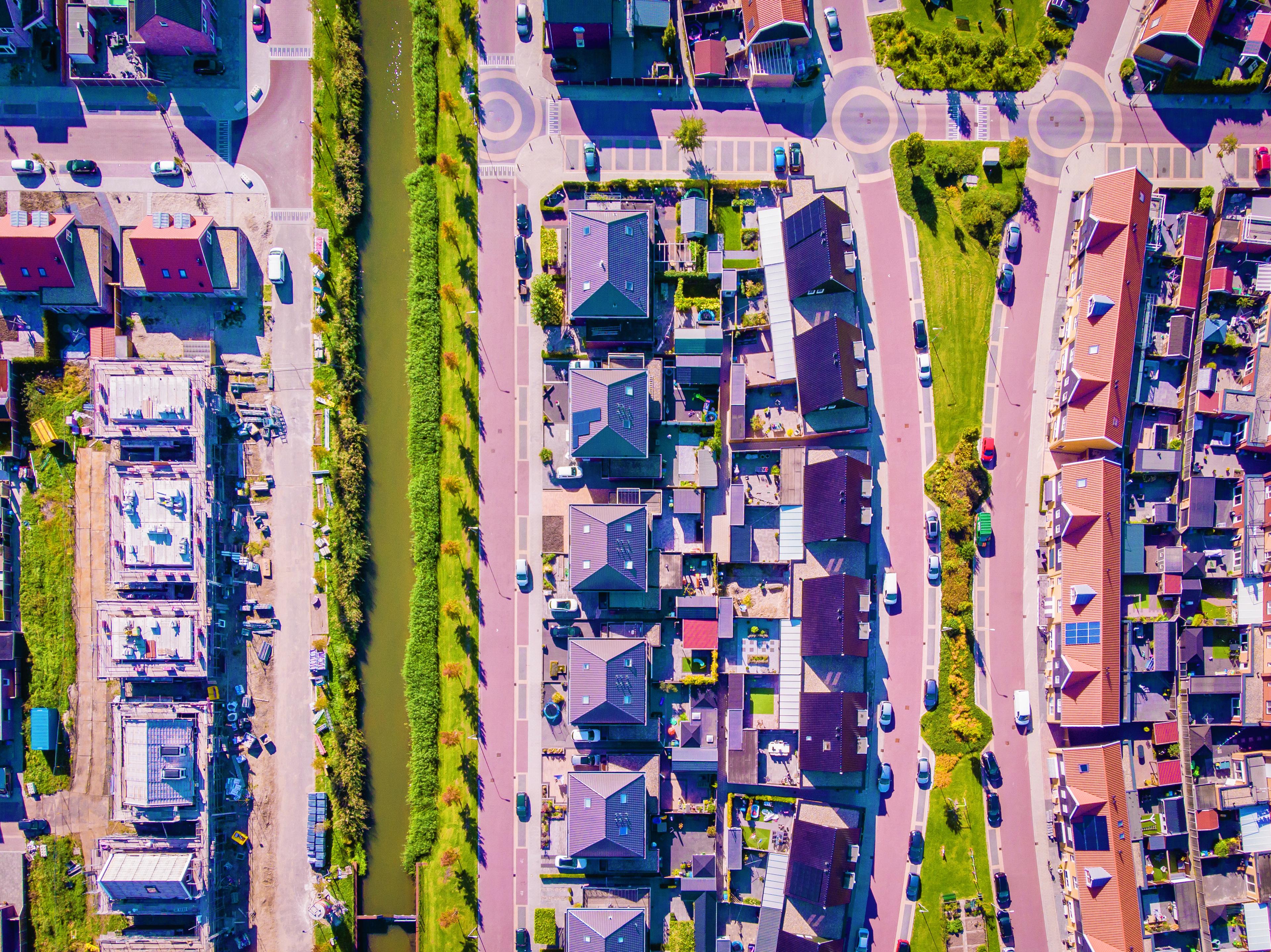 Bovenaanzicht van een aantal huizen met tuin
