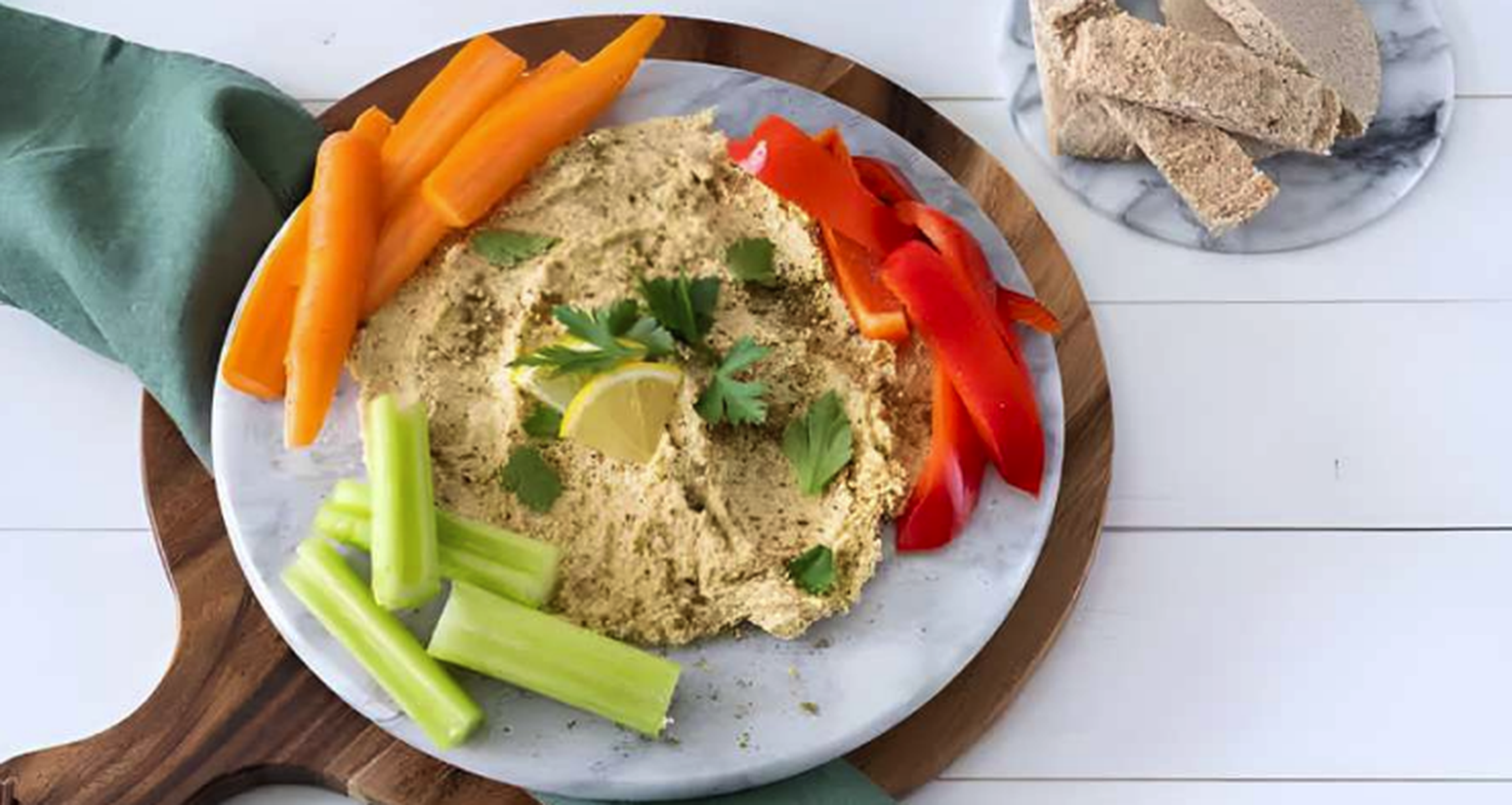 bord m et hummus, wortel, selderij en paprika