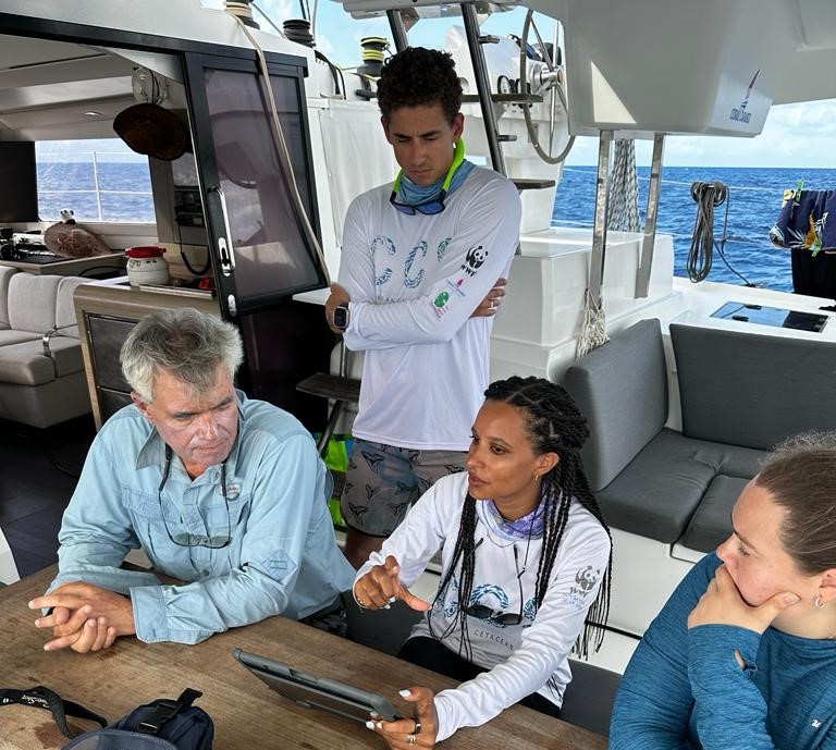 Stacey op walvisexpeditie op de boot.jpg