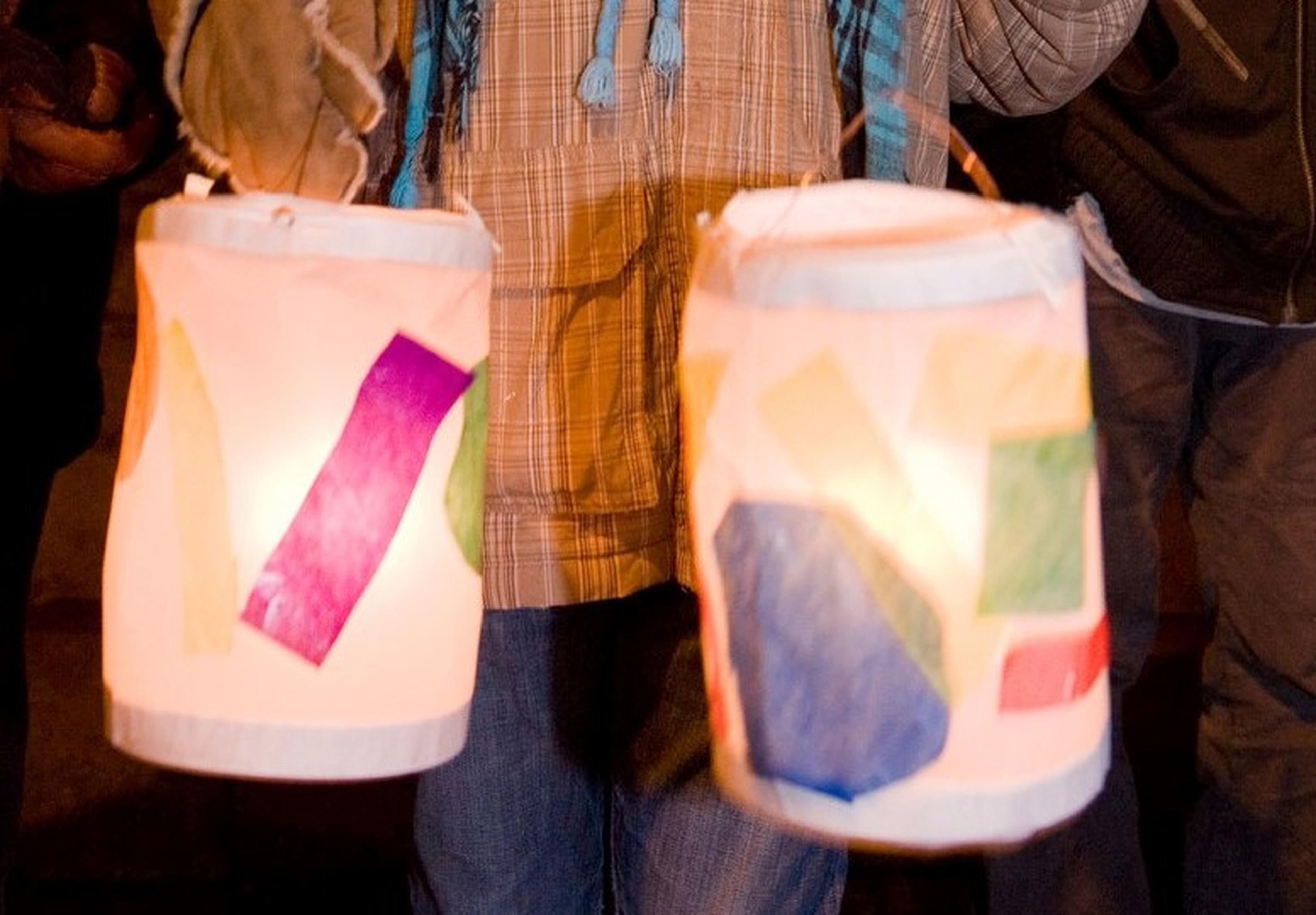 jongetje houd lampionnen vast