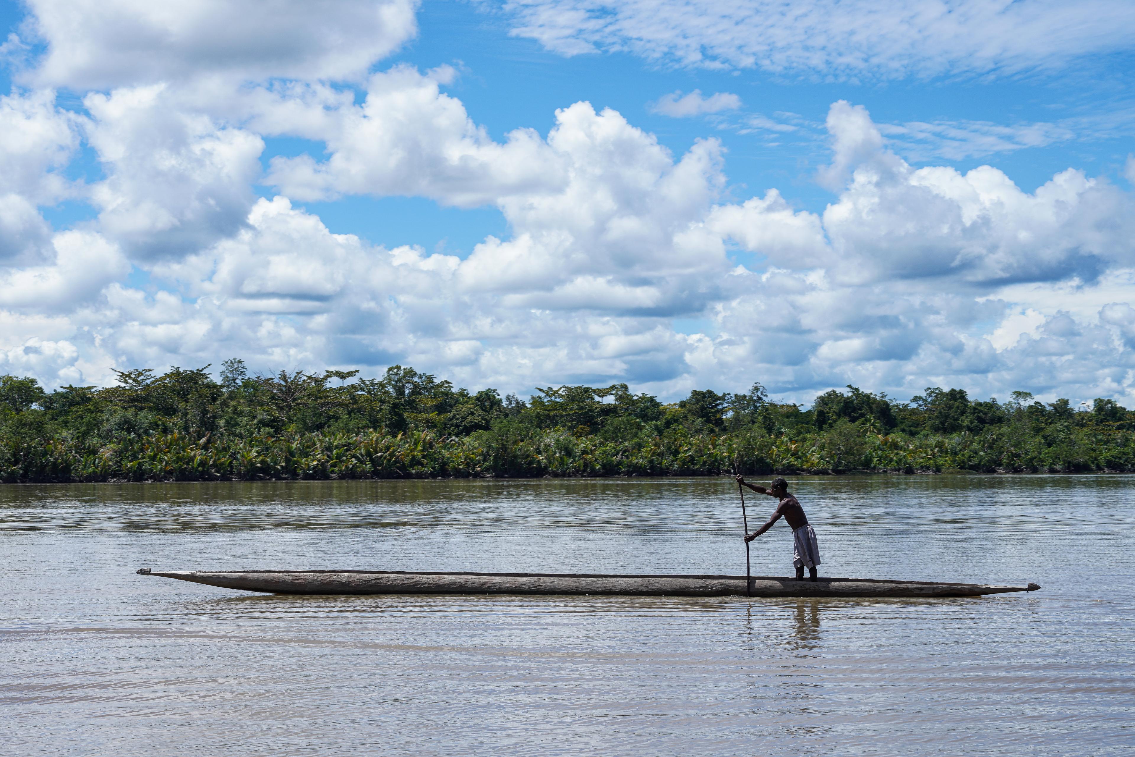 Asmat regio, man op bootje, Indonesië
