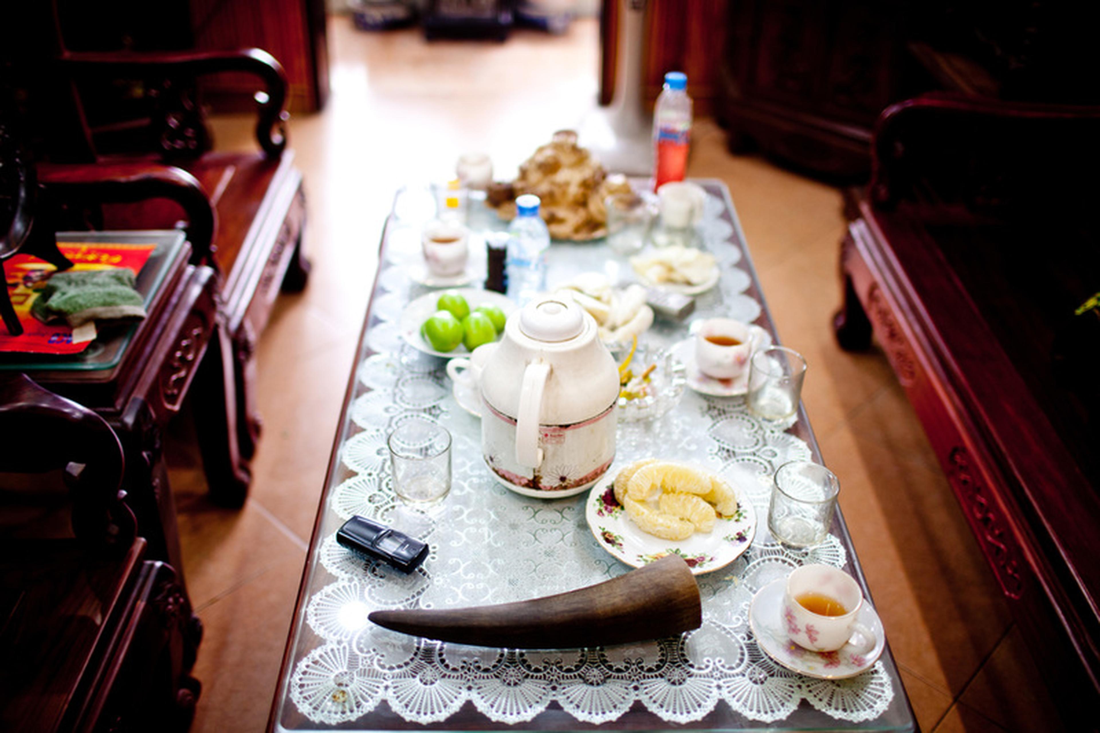 Neushoornhoorn op eettafel, Vietnam