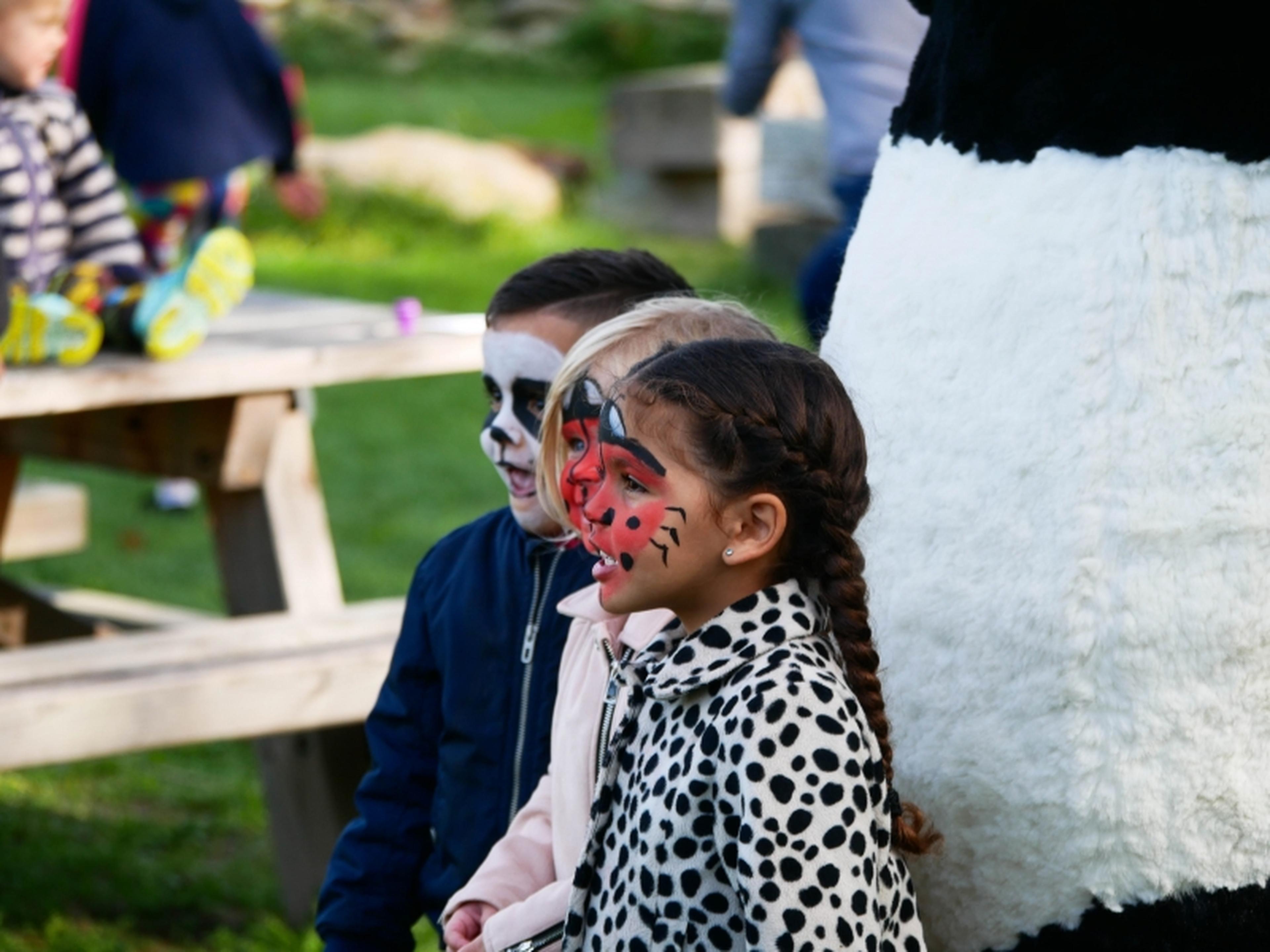 Drie geschminkte kinderen
