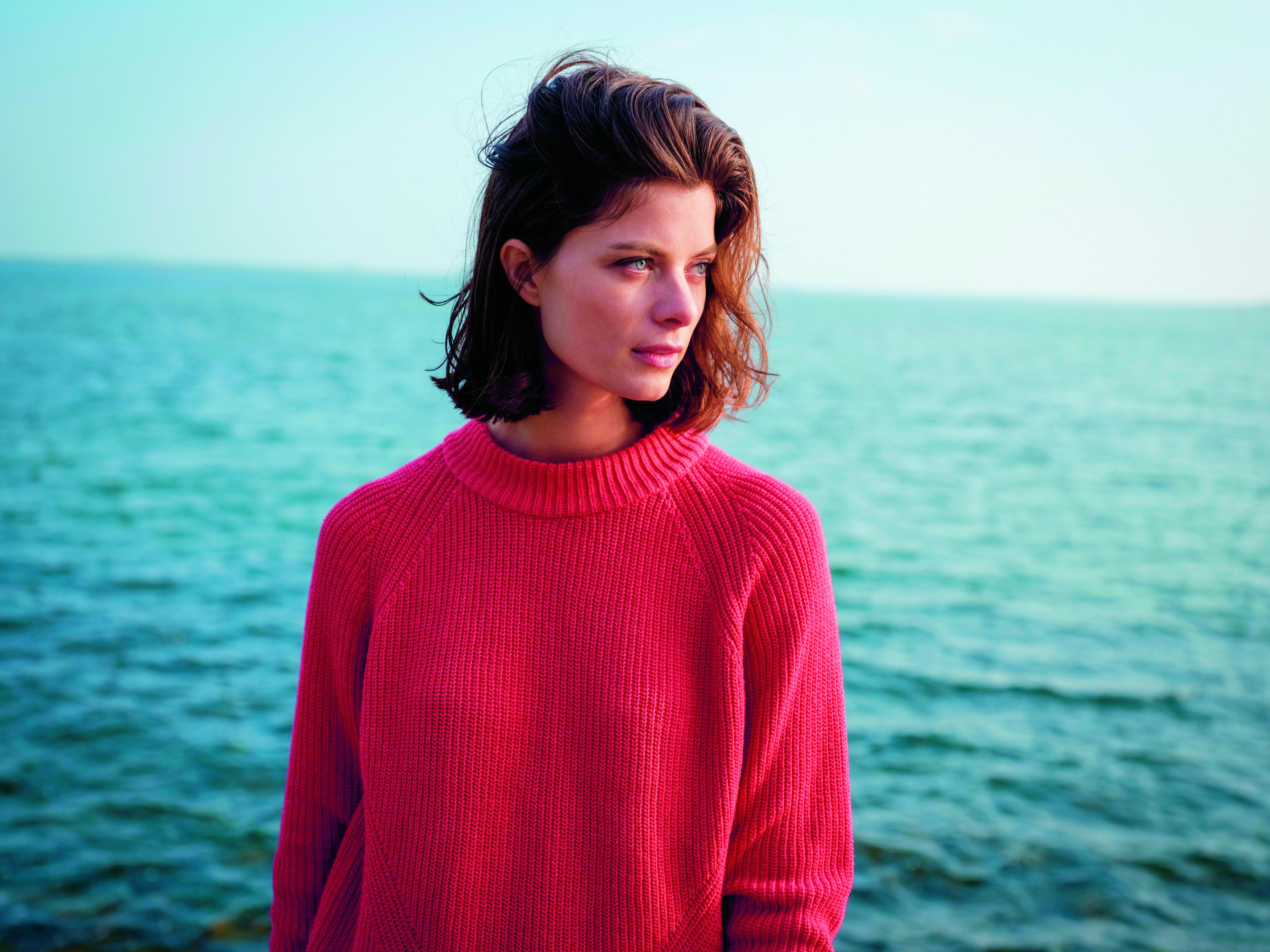 Vrouw met rode loop a life trui