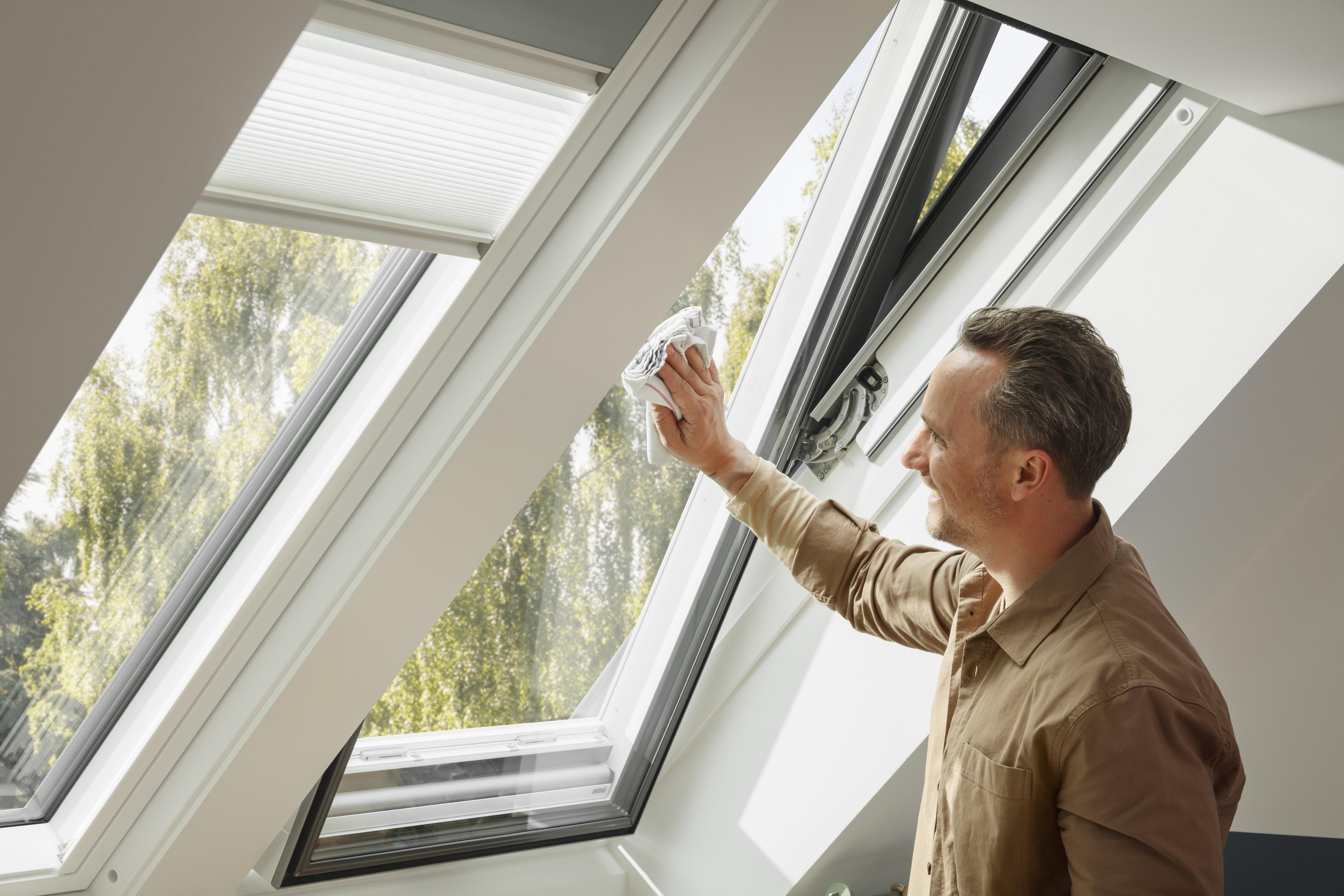 Een man in een kiepraam van Velux
