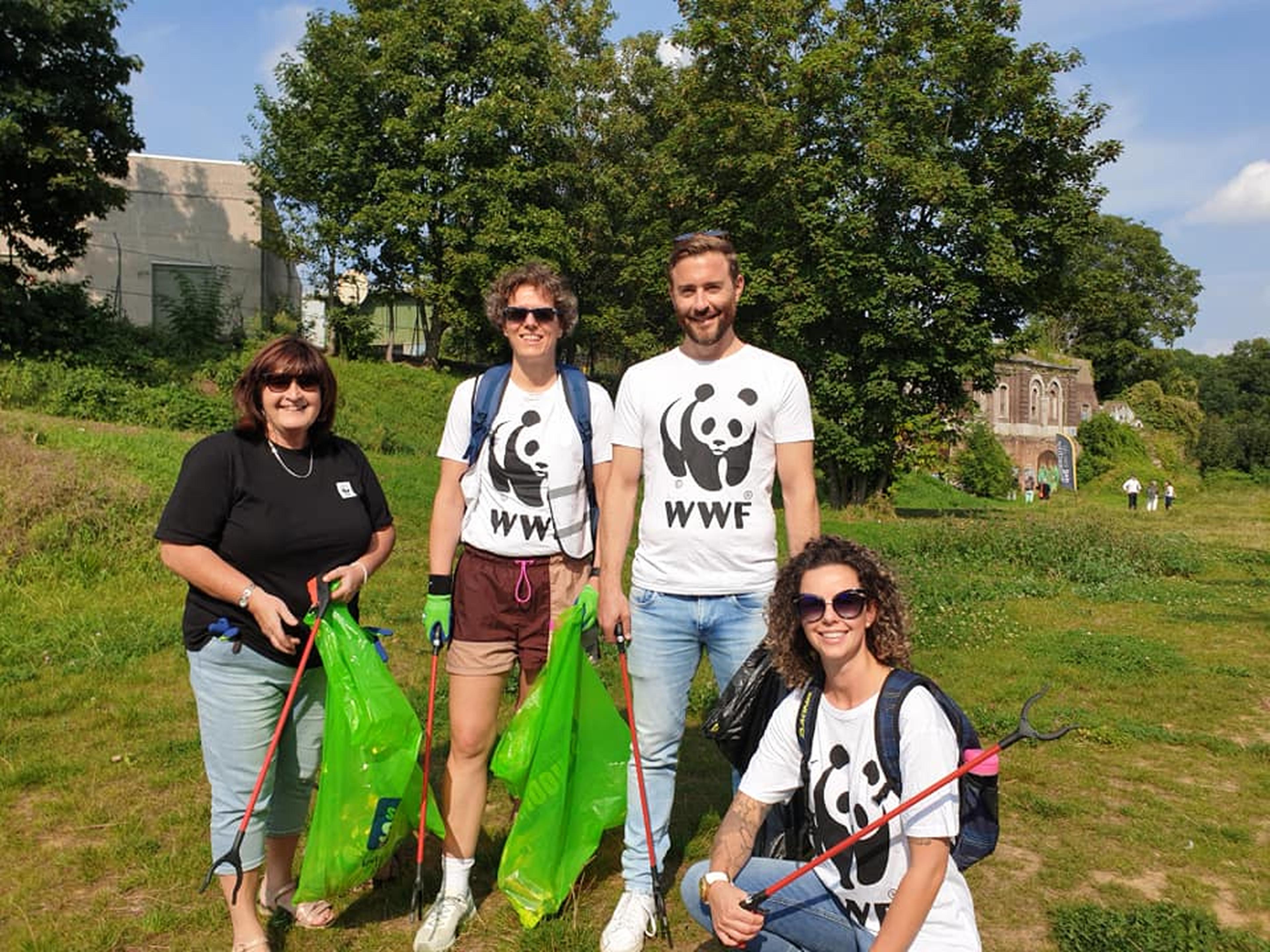Vrijwlligers van regioteam Limburg ruimen afval op in de natuur