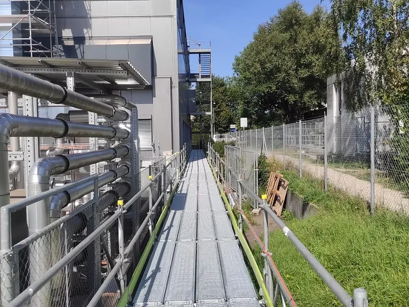 Treppenturm als Baustellenzugang an einem Gewerbebau