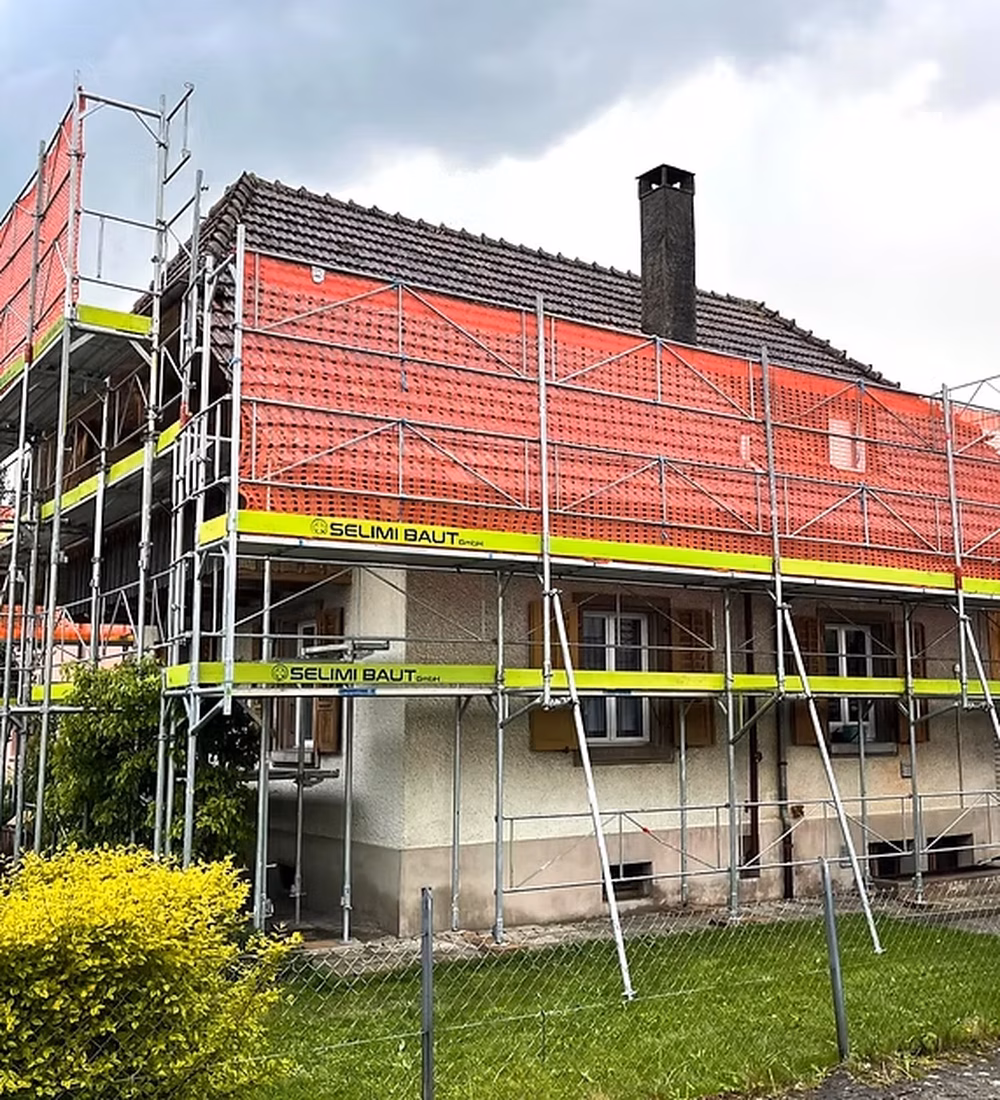 Dachfanggerüst mit Schutzwand an einem Steildach