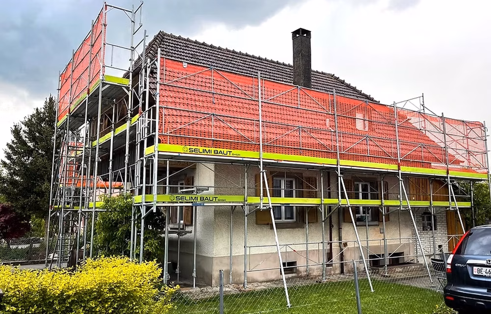 Dachgerüst mit Schutzwand – ein Teil unserer täglichen Arbeit